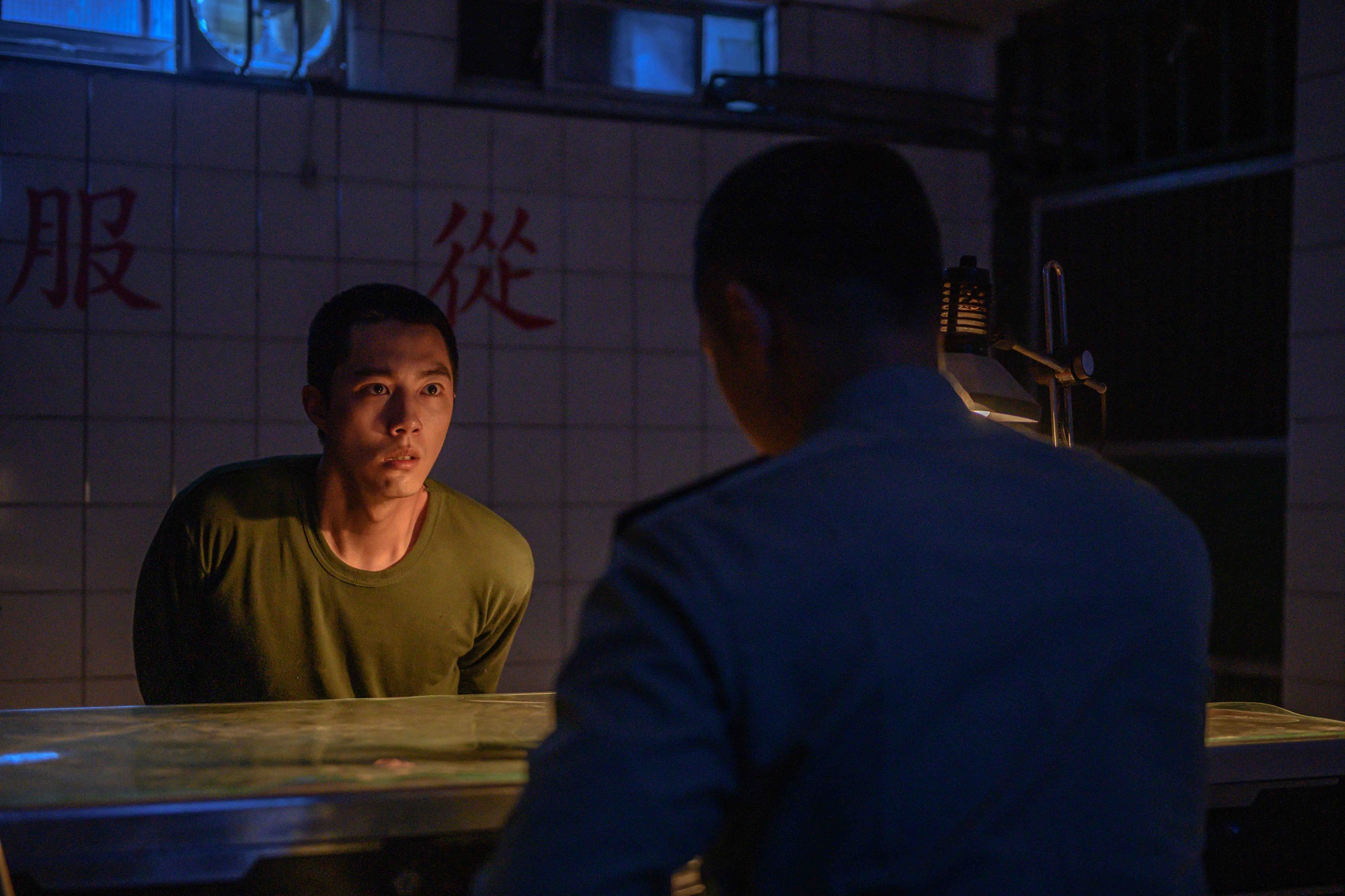 以軍營為主景的〈黑潮之下〉單元，實際是利用不同建築外觀拼湊組合而成。（Disney+提供）