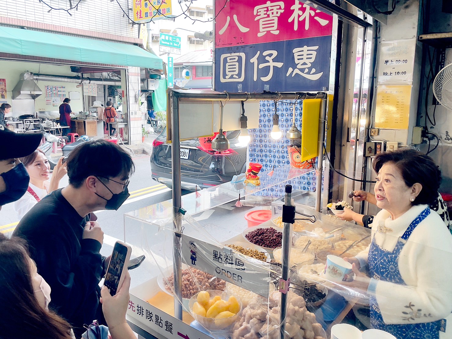 興致一來，陳淑芳（右）還親自下場當闆娘賣湯圓，顧客見到她無不驚喜。（双喜提供）