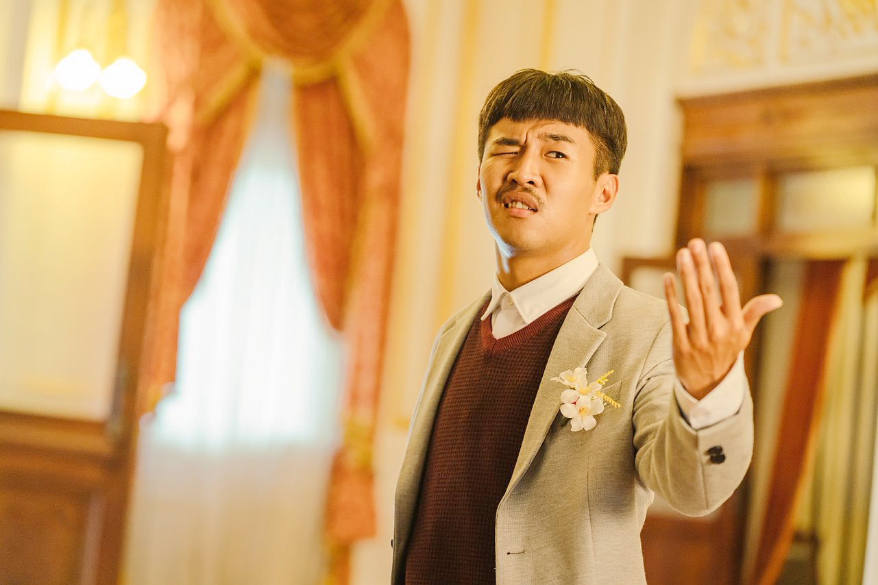 首次演電影的饒舌歌手「屁孩」林政融在《詐團圓》裡有逗趣演出。 （台北双喜電影提供）