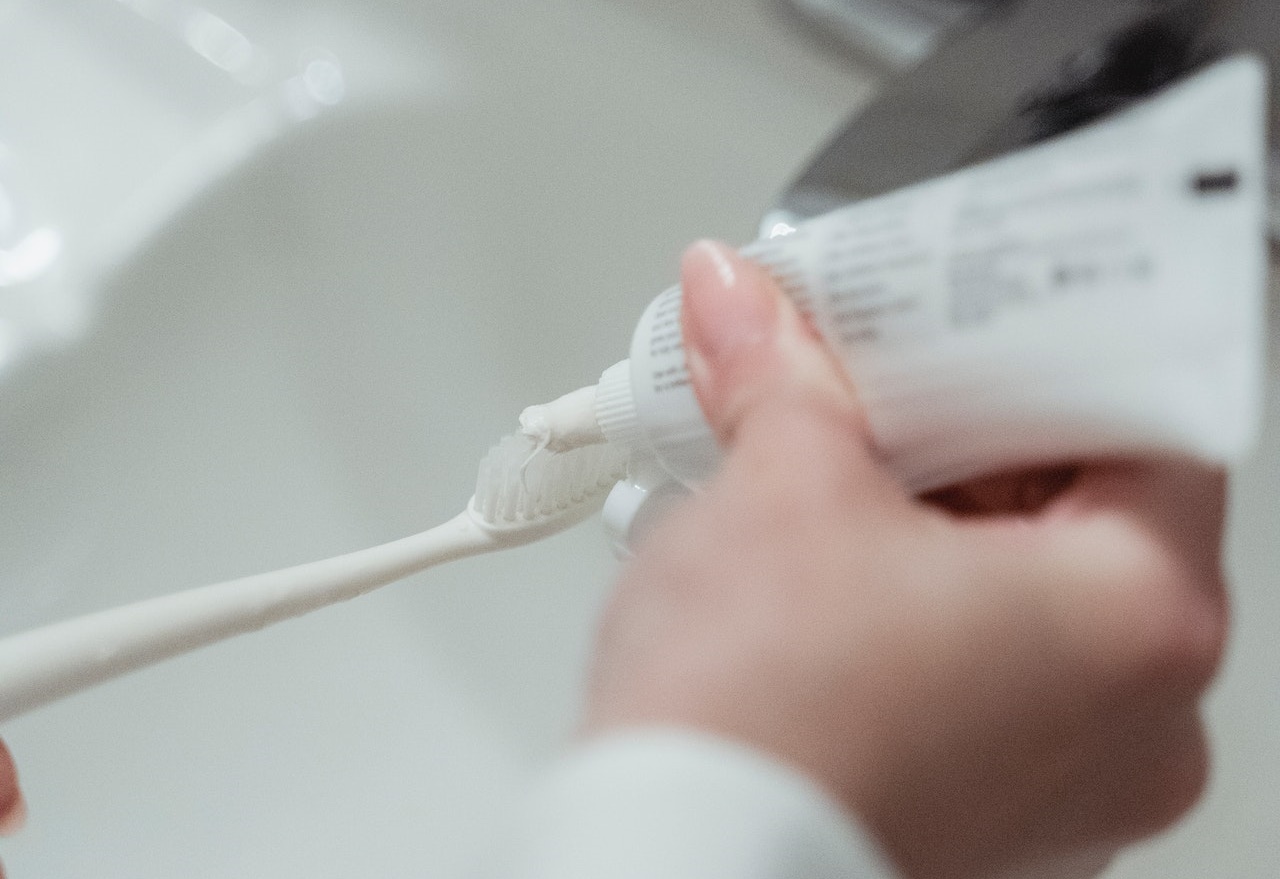 牙膏管底部經常可見各種顏色、粗細不同的色條，食藥署闢謠，色條僅是定位用的印刷標記。（示意圖，Pexels）