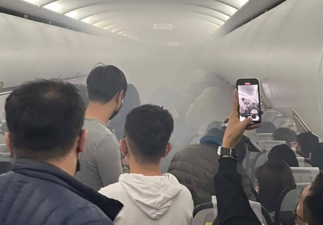 10日晚間7點多，酷航TR993班機在起飛前，乘客的行動電源起火，機艙冒出大量濃煙。（翻攝自記者新聞網臉書粉專）