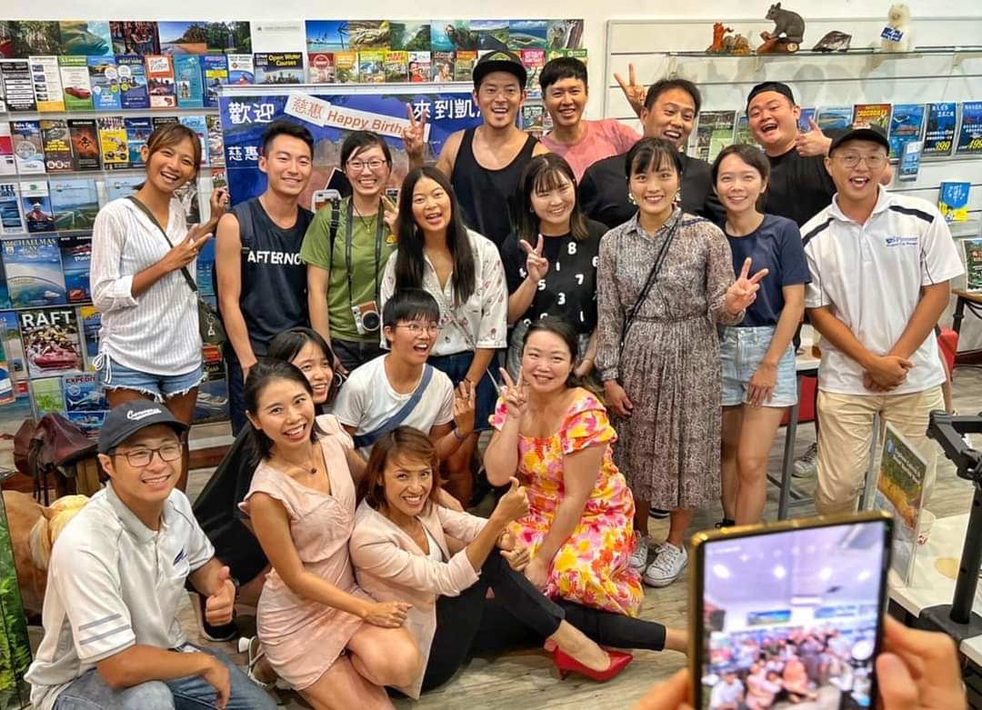 路上宥勝開起見面會，與在澳洲打工度假的人暢聊心得，許多人都覺得宥勝啟發了他們。（宥勝臉書）