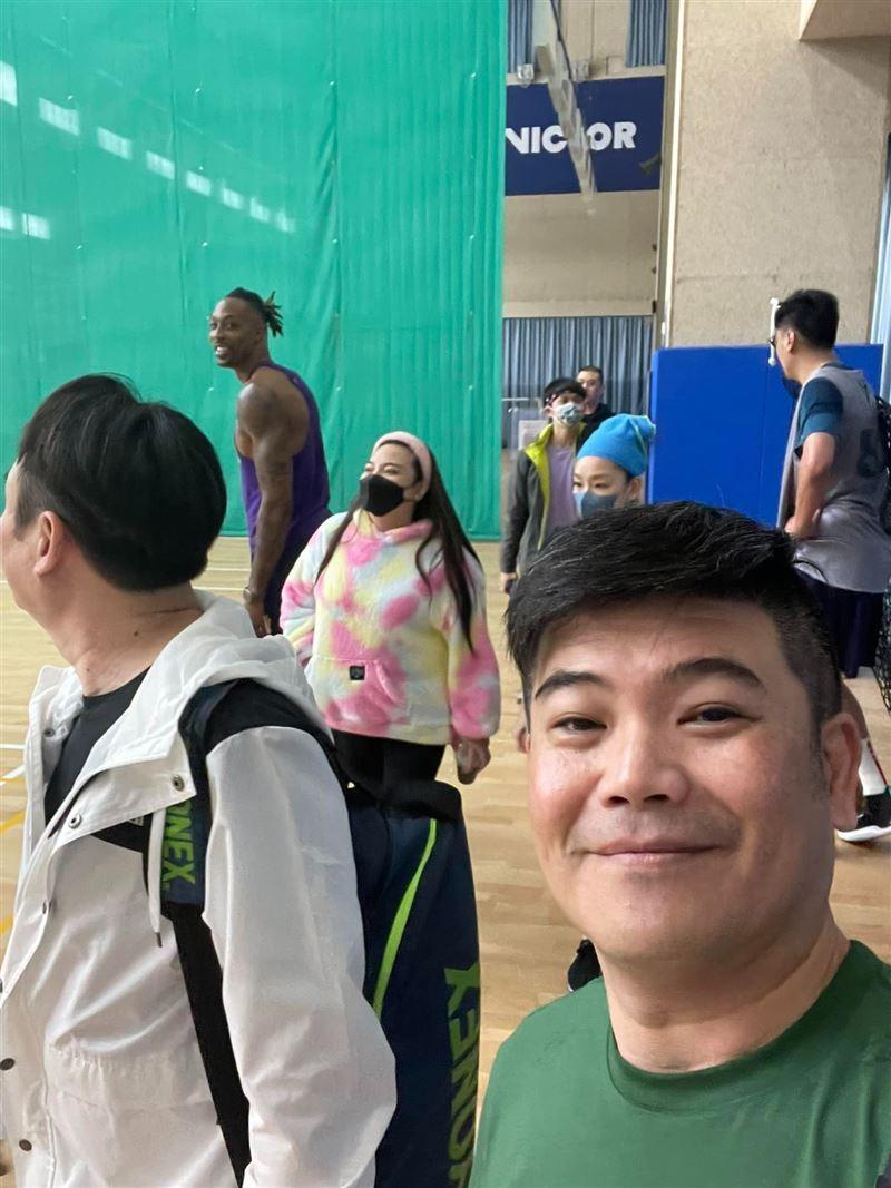 馬國畢昨貼出小甜甜的工作近照,竟與前NBA大咖球星魔獸同框。(翻攝自臉書)