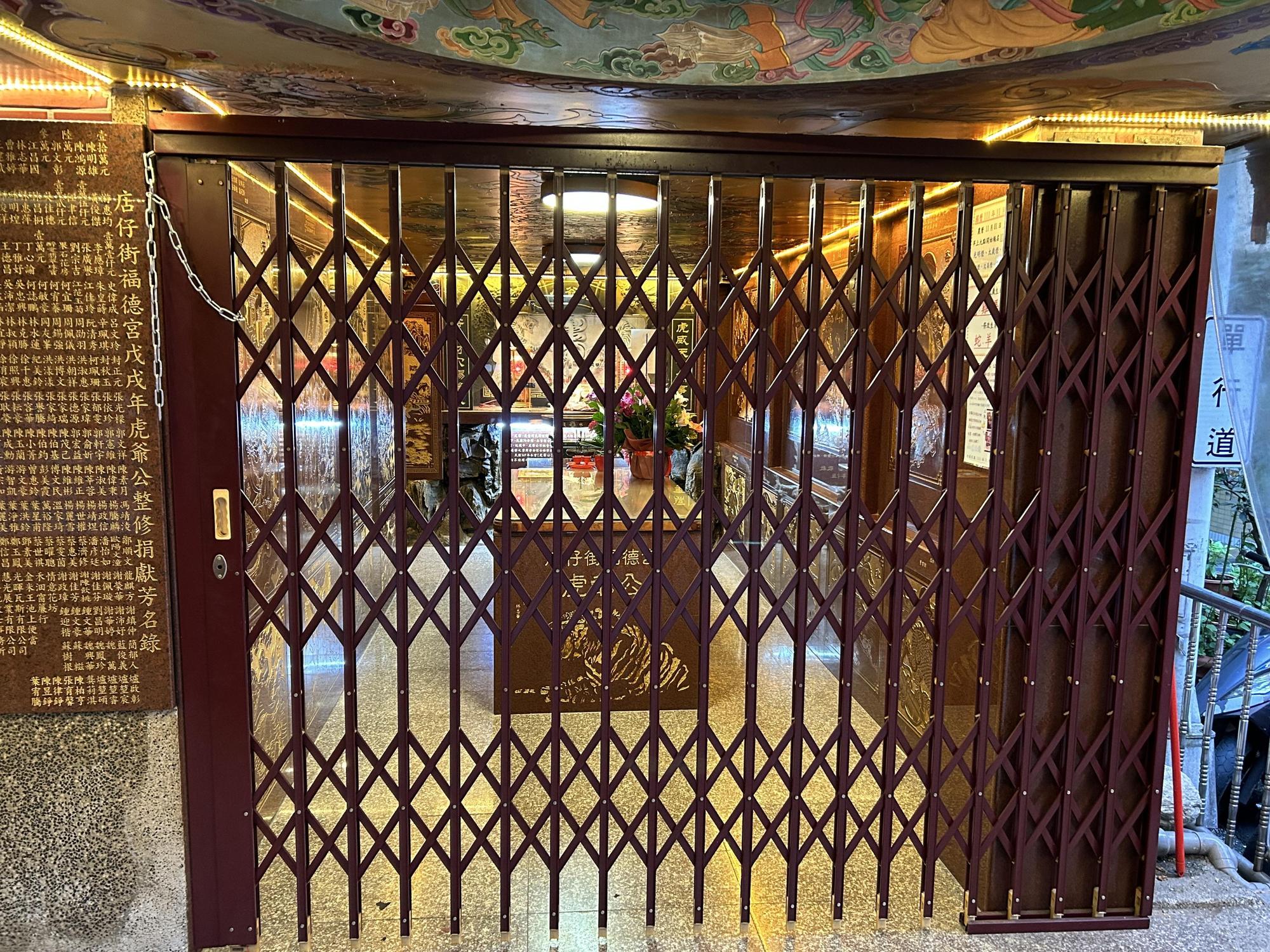 店仔街福德宮土地公正殿遭不明人士上鎖。（店仔街福德宮管委會提供）