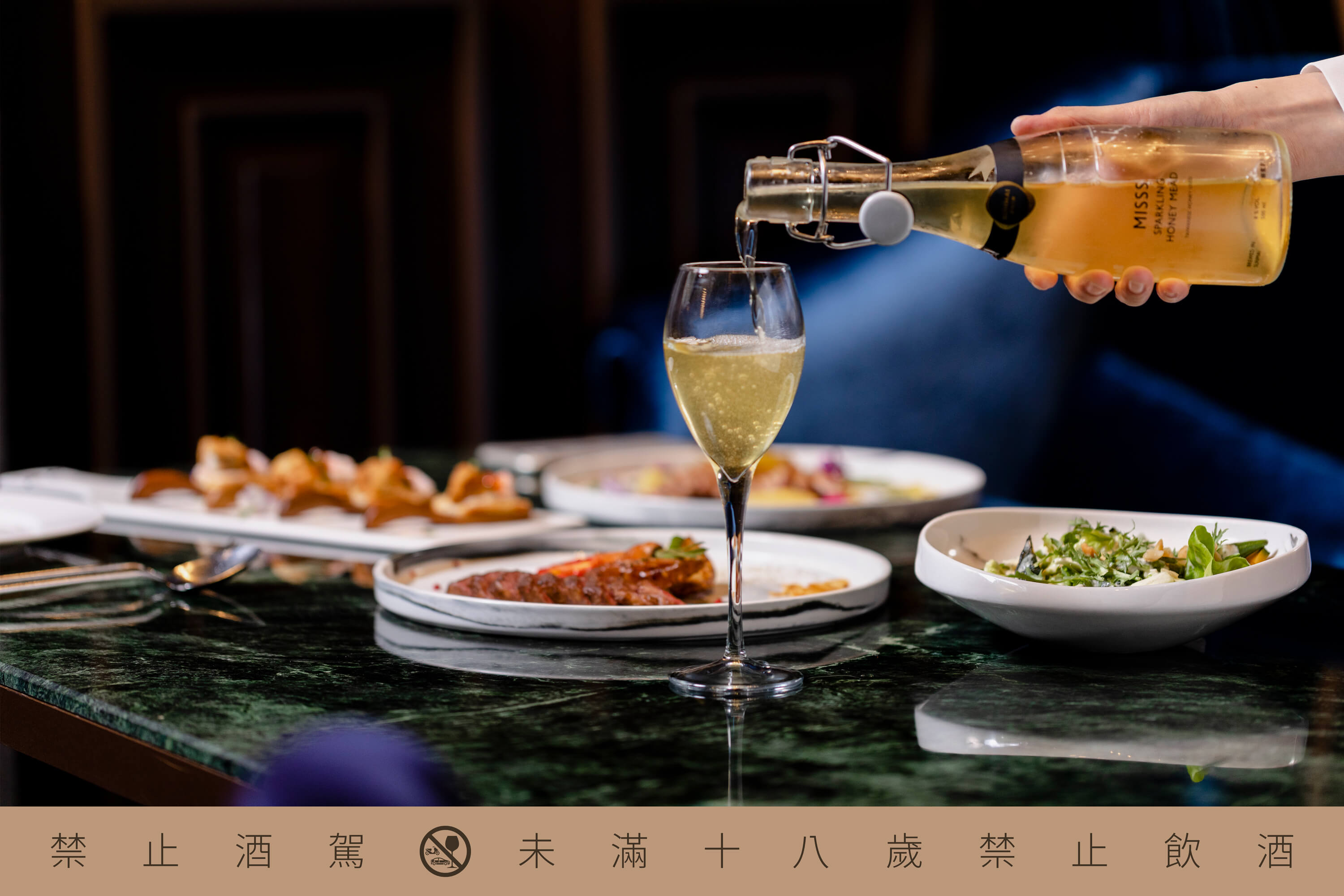 「MISSS蜂蜜氣泡酒」酒體透出淡金色光暈，杯口馥郁的蜂蜜清香柔美， 為妳帶來超優雅的「仙女氣韻」。（SUNMAI金色三麥提供）