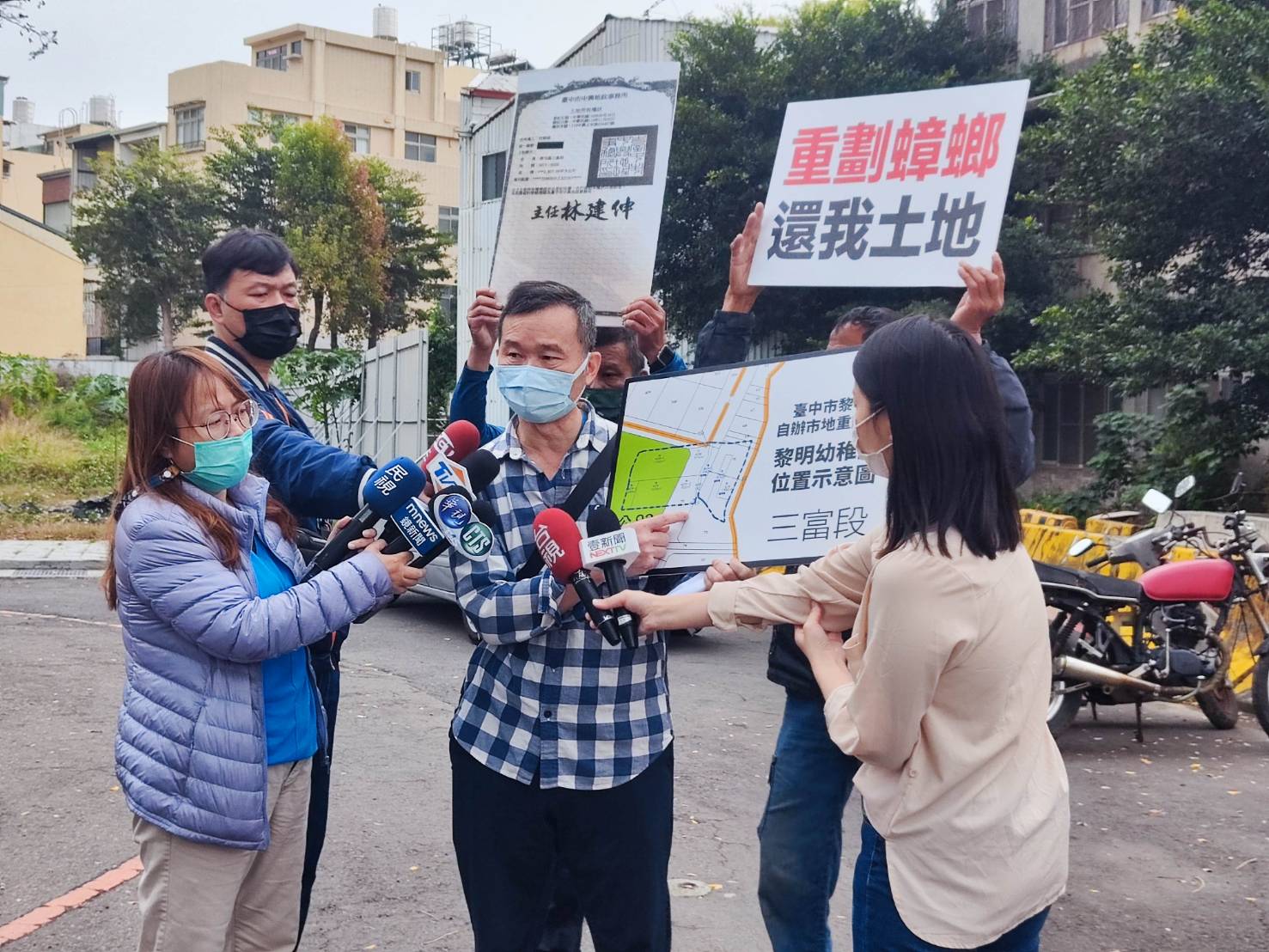 地主痛批市府及法院不作為，損害他們權益。（讀者提供）