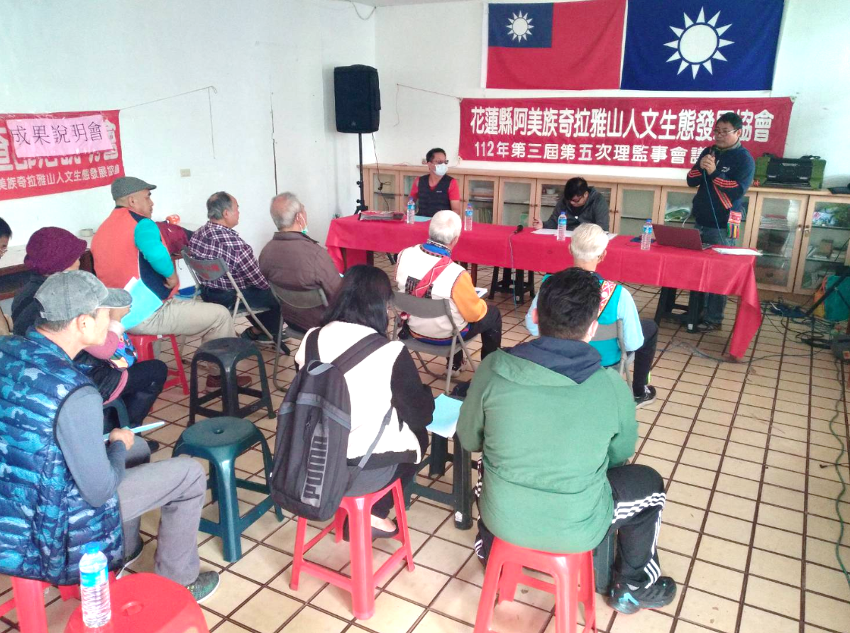 政大田調團隊花費12天調查阿美族聖山之謎，學者林榮康等人（站立者）在豐濱鄉公所內分享學術成果。（阿美族奇拉雅山人文生態發展協會提供）