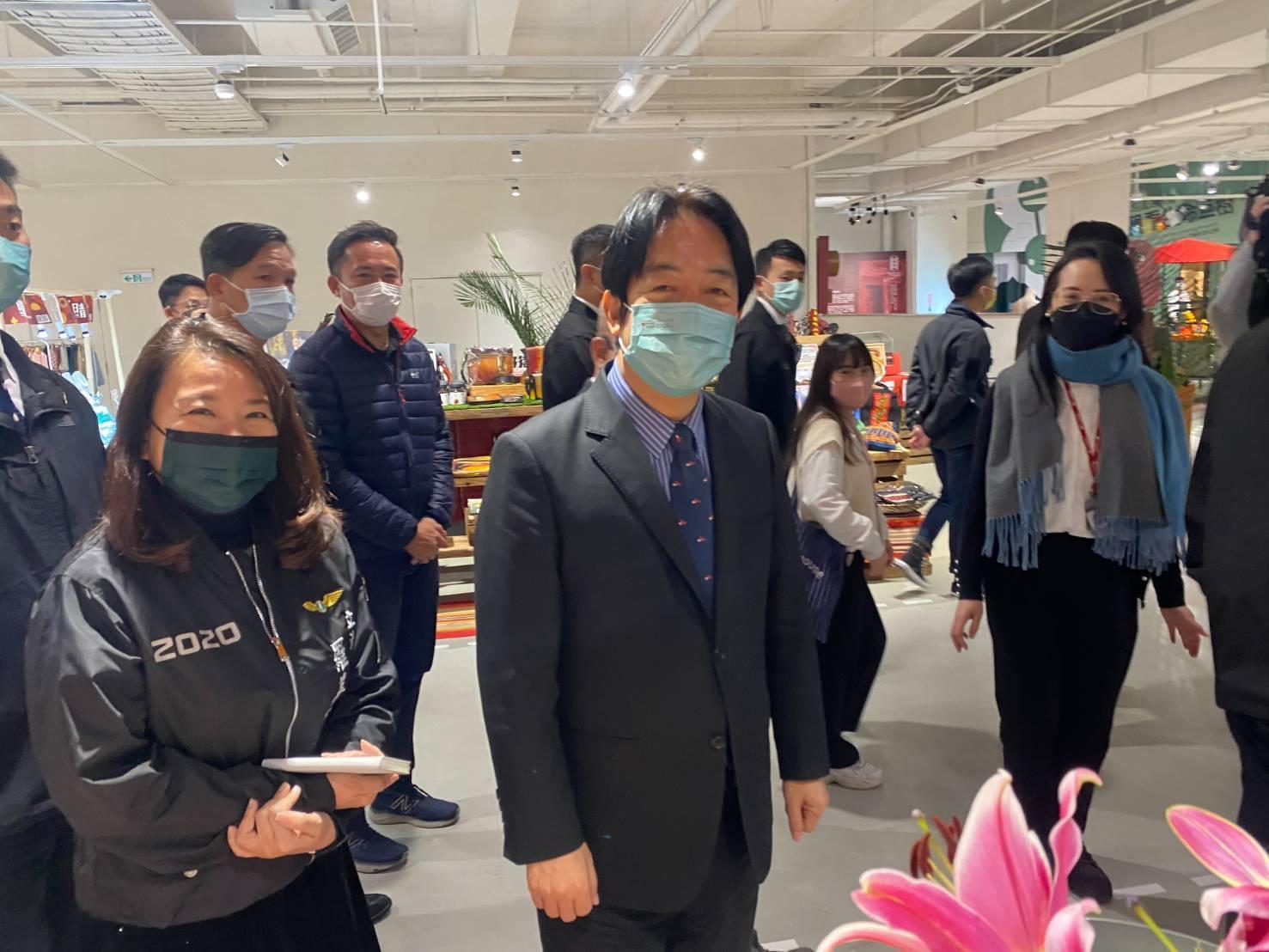 副總統賴清德等人前往南投縣半山工坊的南島民族博物館參訪,對調研團隊表達肯定之意。(阿美族奇拉雅山人文生態發展協會提供)