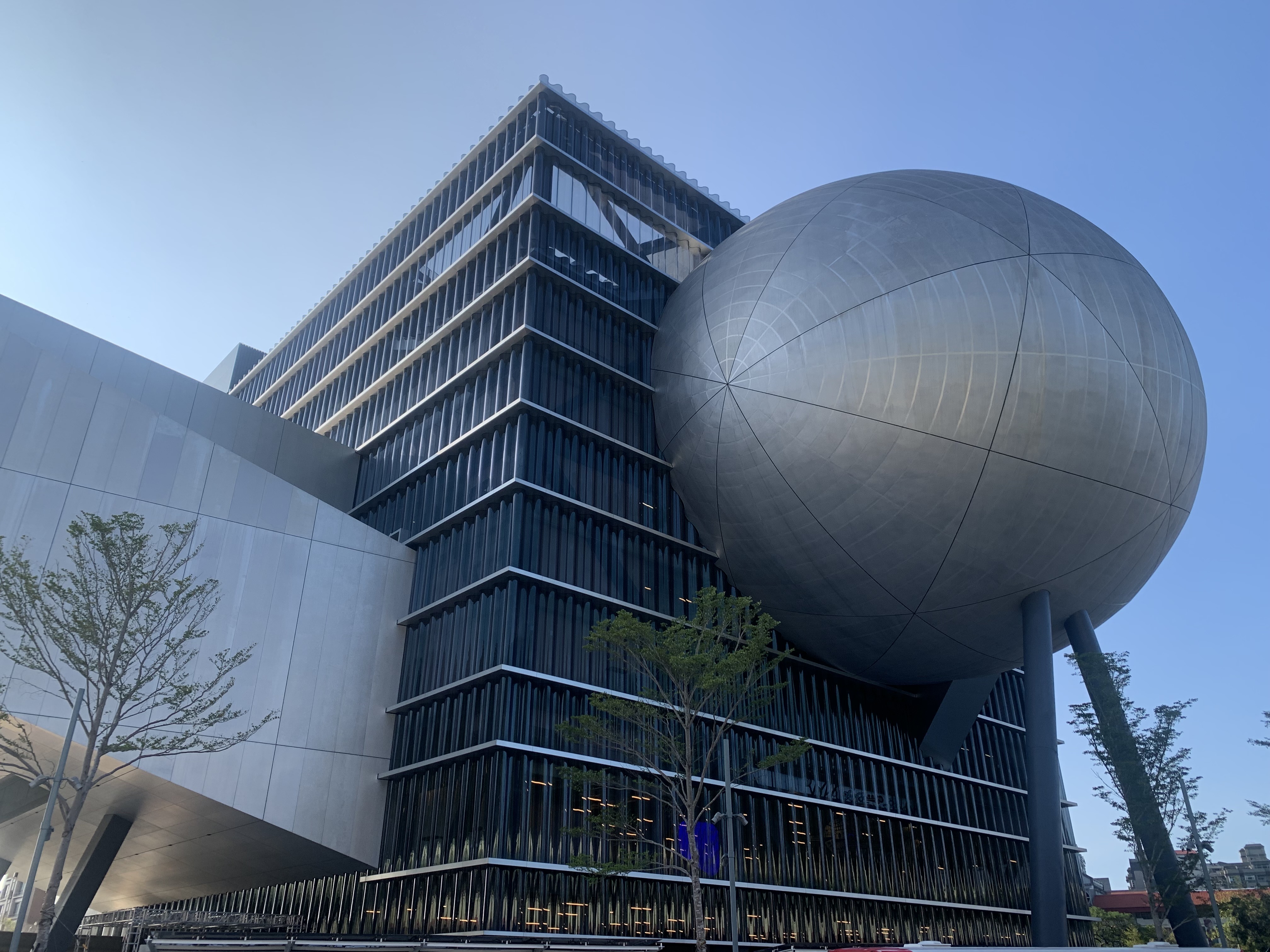 台北表演藝術中心開幕半年多以來，陸續被觀眾抱怨劇場座位間距太短、椅布破損、出入不便等缺失。