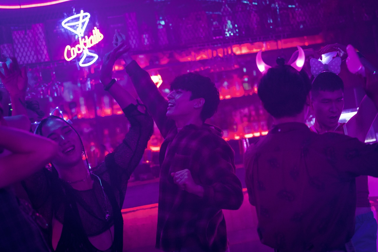 不諳跳舞也沒去過gay bar的林柏宏片中還要在同志夜店狂舞，他除了找舞蹈老師特訓，拍跳舞戲還喝了點小酒才上場。（金盞花大影業提供）