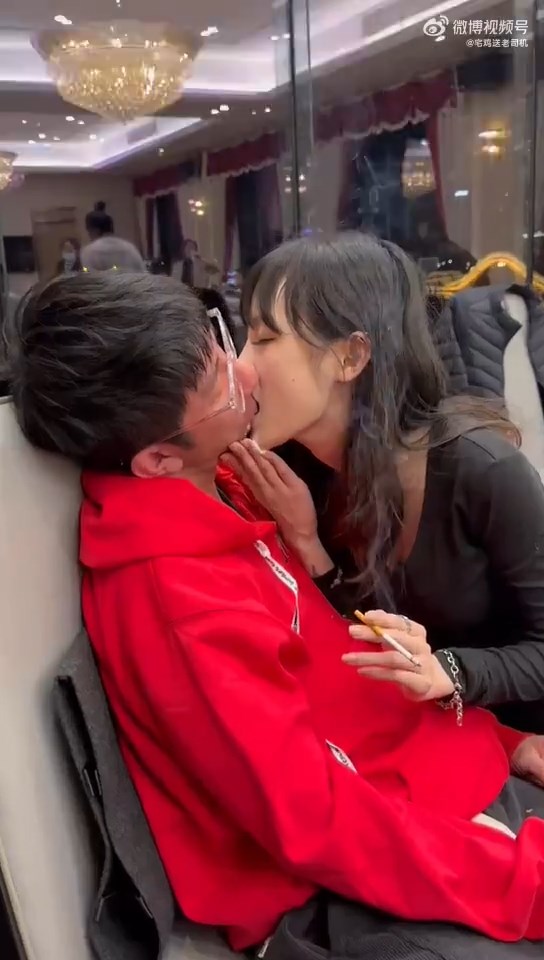正妹當場撿屍酒醉車友喇舌。(翻自微博)