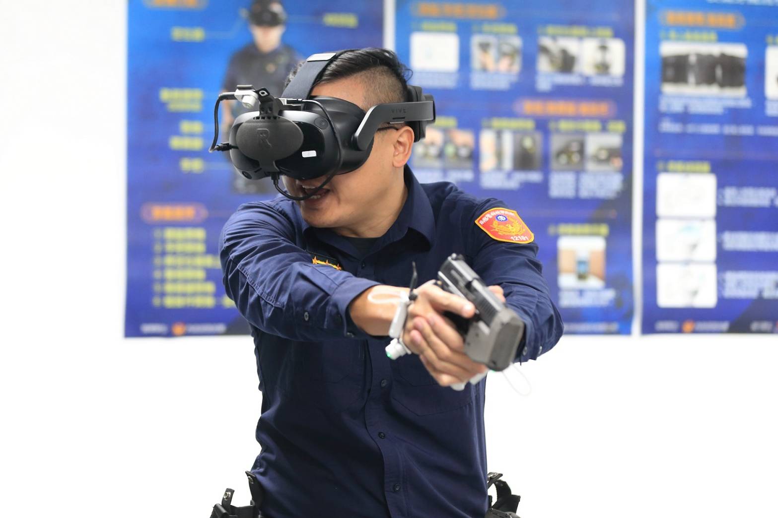 智慧XR(延展實境)警勤訓練系統,第一線同仁反應佳。(警政署提供)
