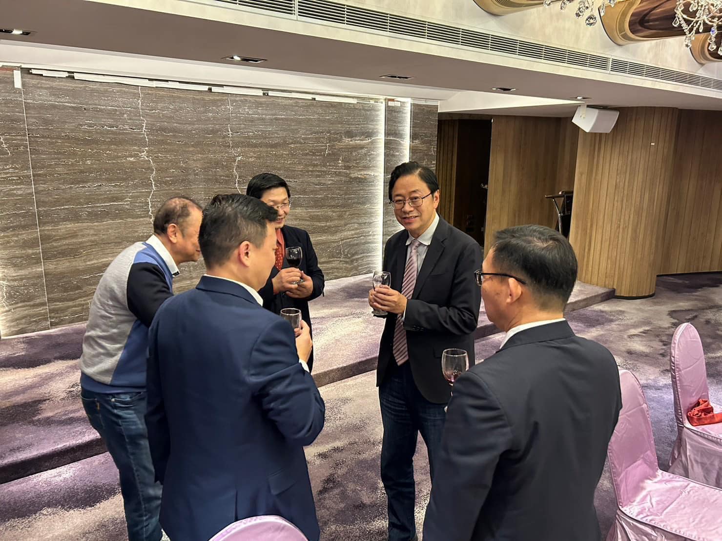 藍營議員才形容張善政親自開車視察供水問題，卻被爆出他稍早前在餐敘中有喝紅酒。（翻攝自余信憲臉書）