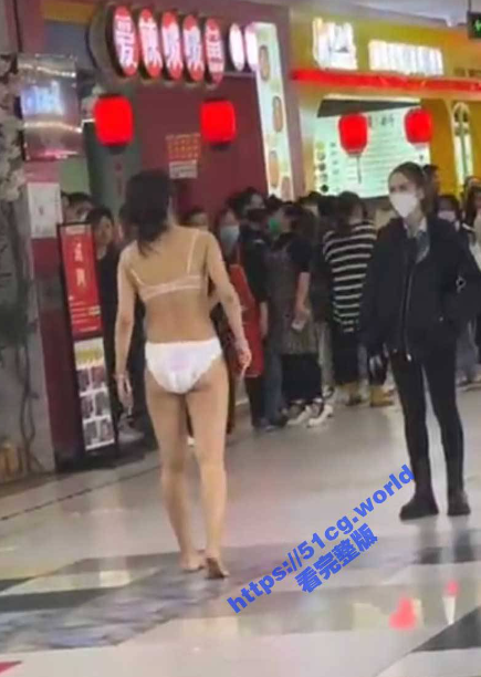 女子崩潰在商場內脫光遊走。（翻自《51吃瓜網》）