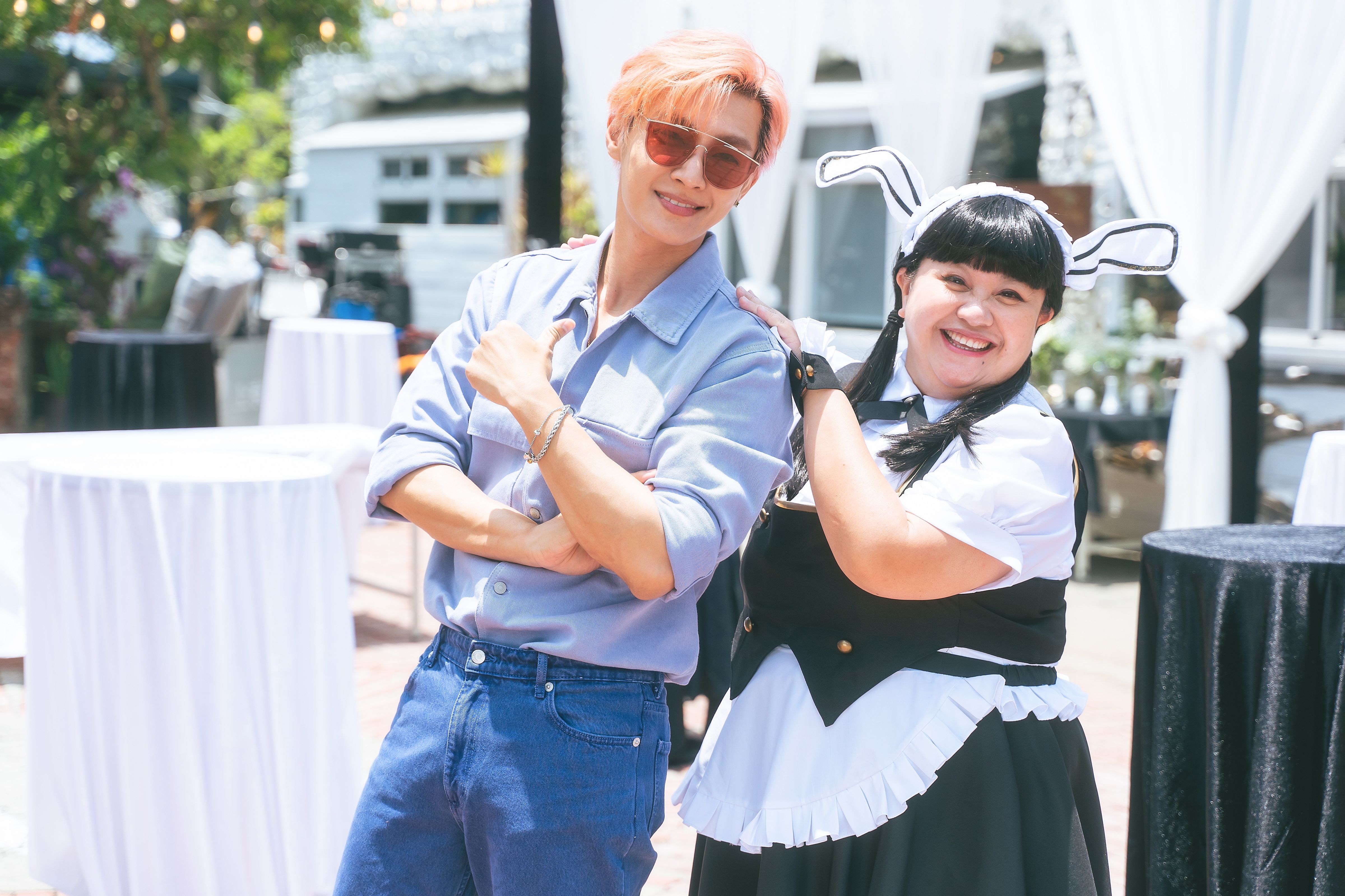 飾演婆婆的鍾欣凌(右)為貼近飾演大明星的炎亞綸(左),變身兔女郎服務生。(威視電影提供)