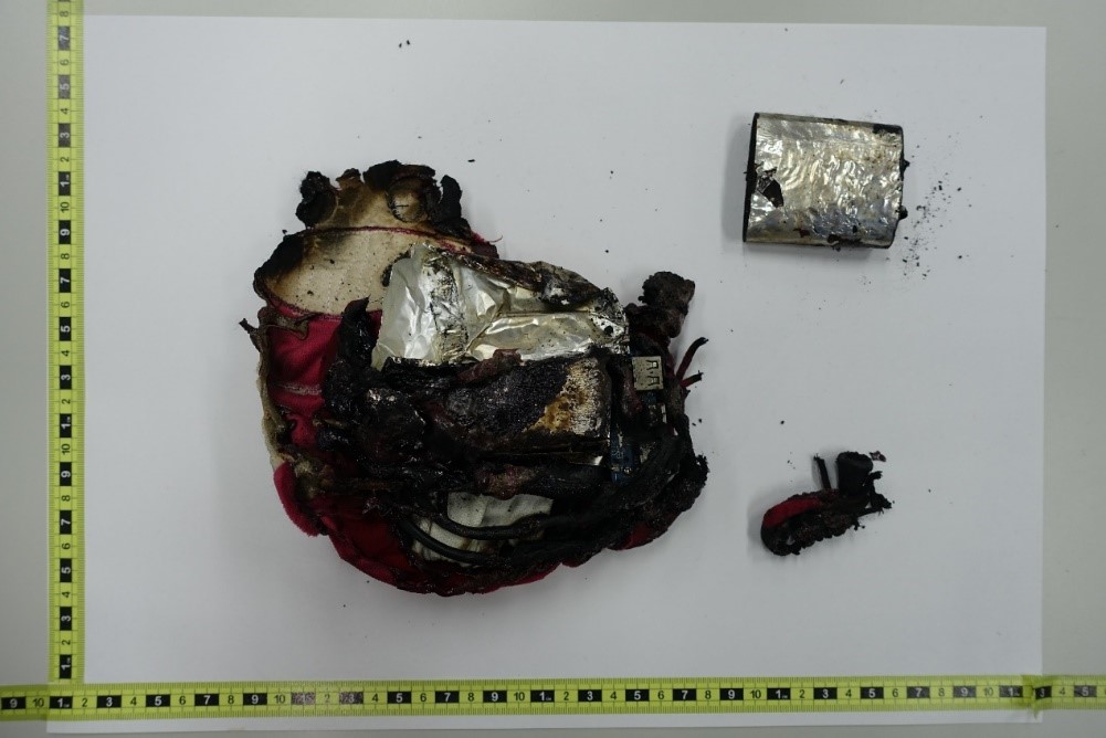 10日晚間7點多，酷航TR993班機起飛前行動電源起火，整顆燒成焦黑。（運安會提供）