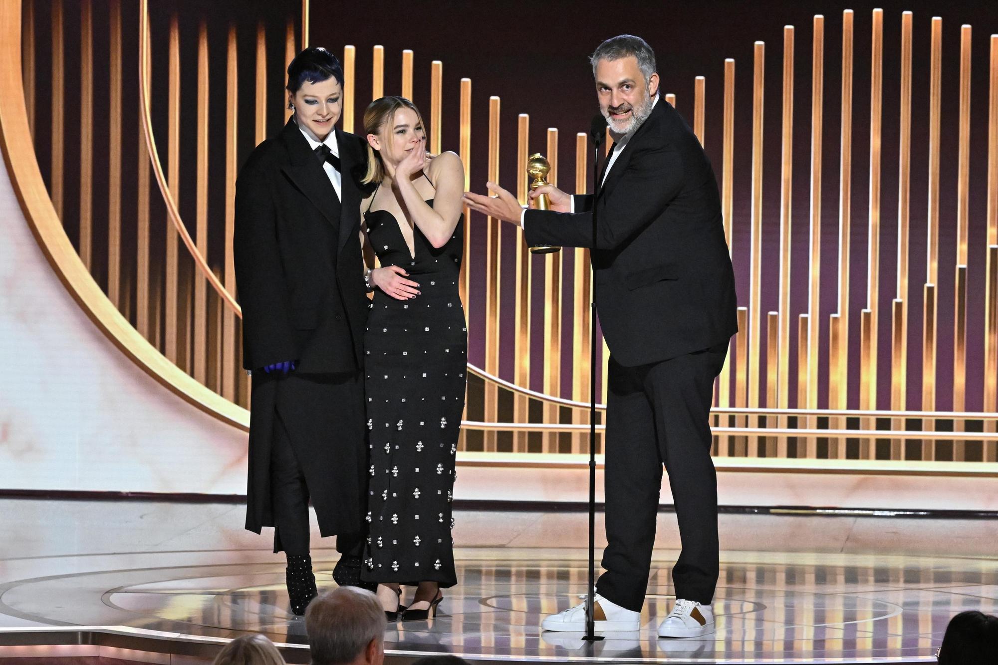 《龍族前傳》演員艾瑪達西（左起）、蜜莉阿爾喬克、製片米蓋爾沙波尼克上台領獎。（東方IC）