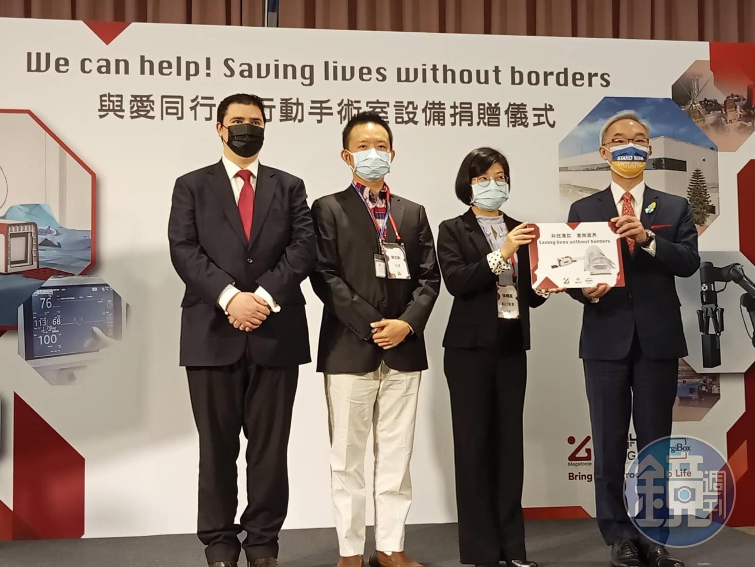 英濟攜手SurgiBox行動手術室設備捐贈儀式，由外交部歐洲司司長姚金祥代表受贈。（右二為英濟執行董事徐婉晟）