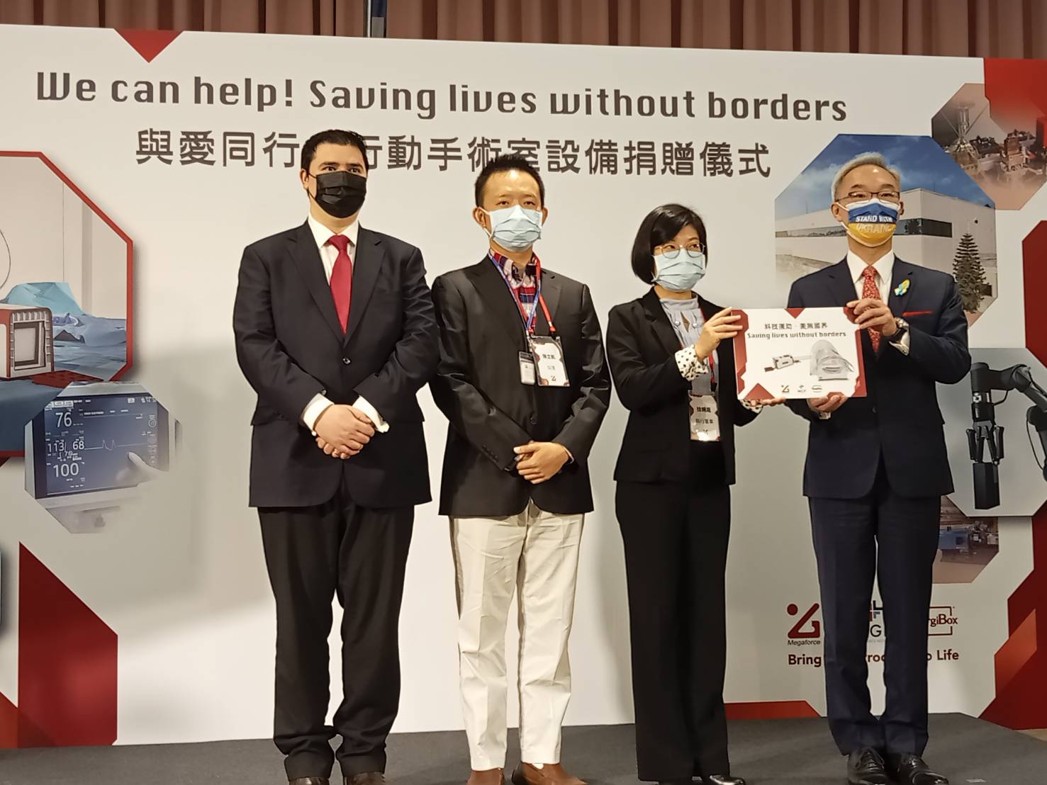 英濟攜手SurgiBox行動手術室設備捐贈儀式,由外交部歐洲司司長姚金祥代表受贈。(右二為英濟執行董事徐婉晟)