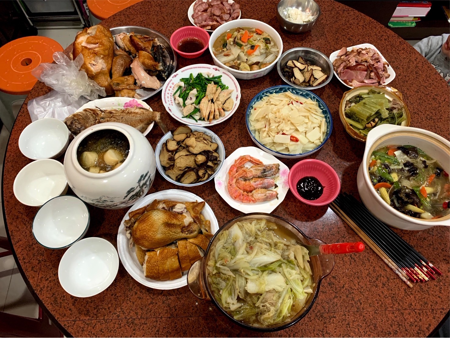 有網友認為過年必吃的年菜是佛跳牆。