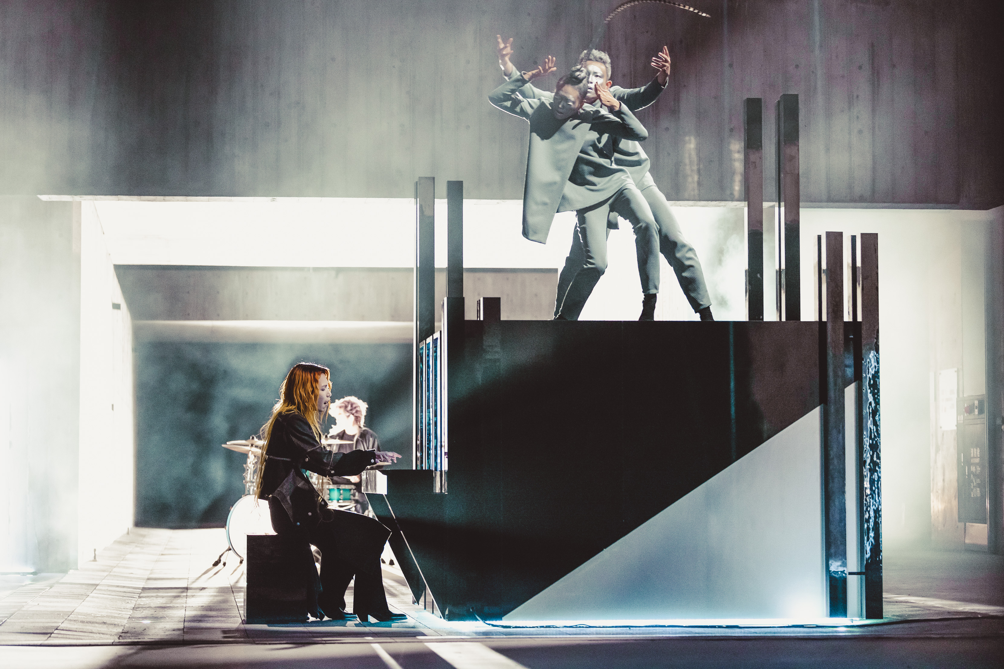 Tizzy Bac百無禁忌納骨塔拍MV直呼「透心涼」。（相信音樂提供）