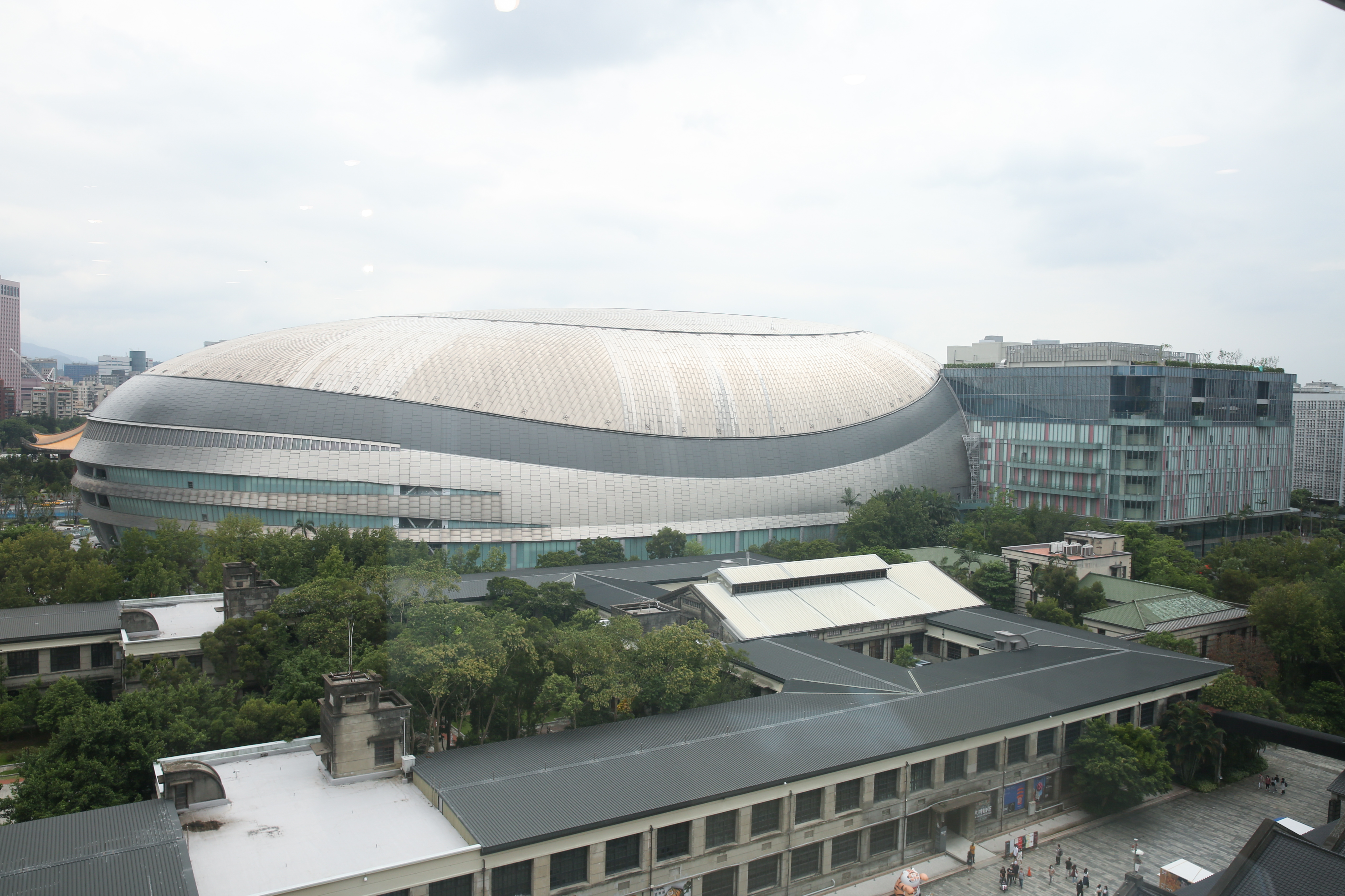 大巨蛋歷經波折多年，今傳內政部發下防火避難及排煙審查的認可函，有望於年底試營運。（本刊資料照）