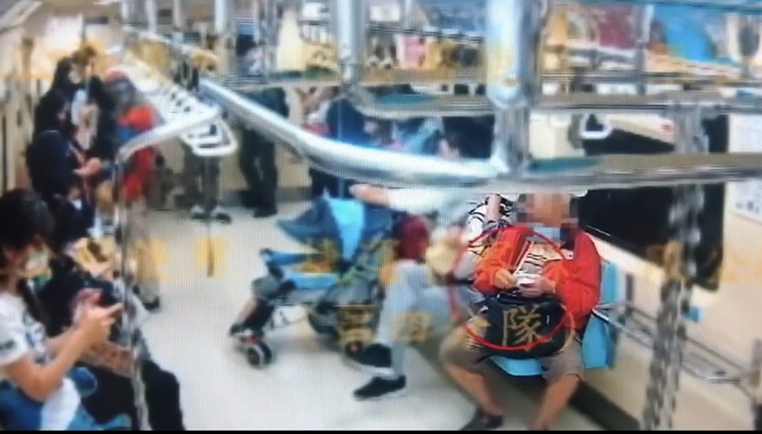 老翁車廂內數撿到的鈔票。（翻攝話面）