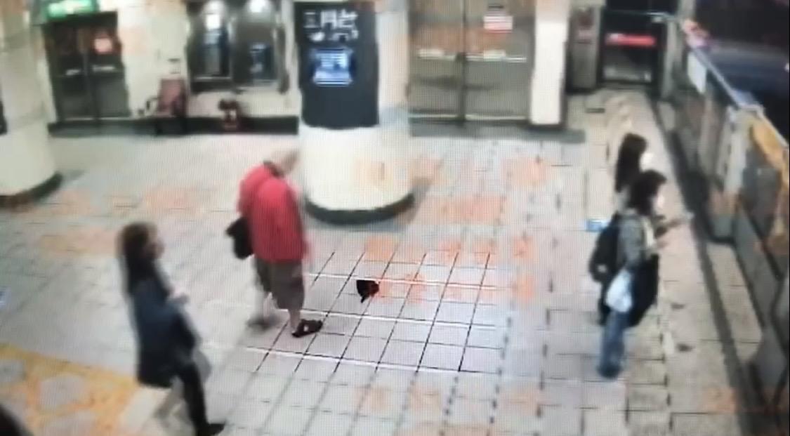 老翁看見地上有個錢包,先踢到邊邊再撿起來,占為己有。(翻攝畫面)