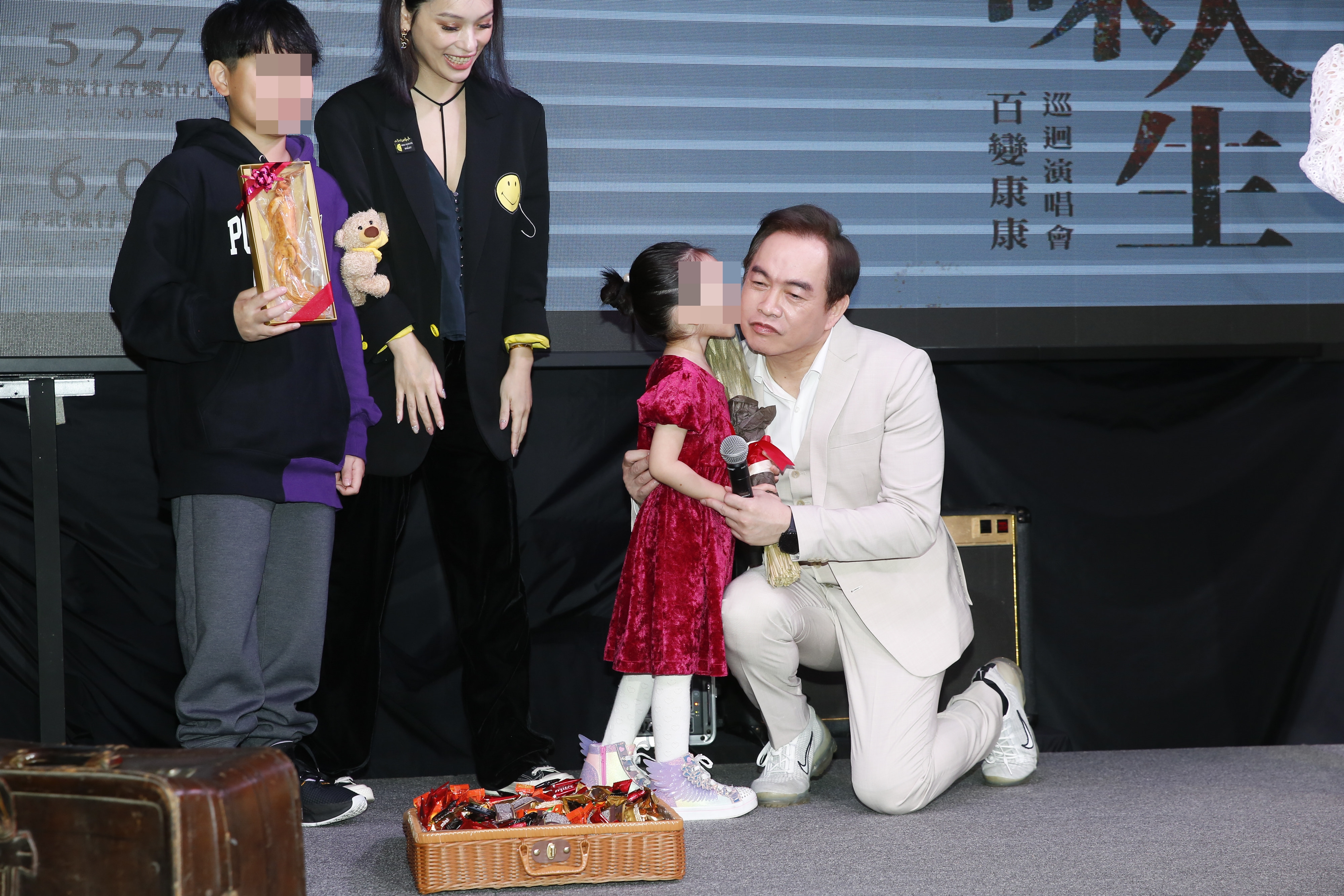 四歲女兒獻吻康康。