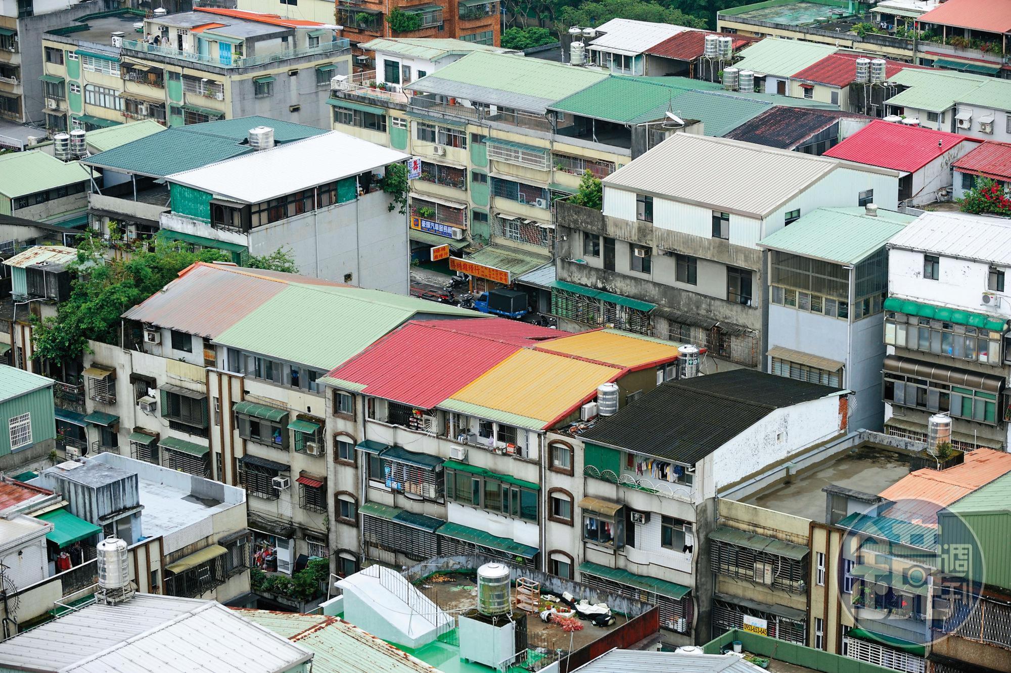北市府規定頂加是違建,只准修繕、不可室內裝修,一經檢舉,即報即拆。