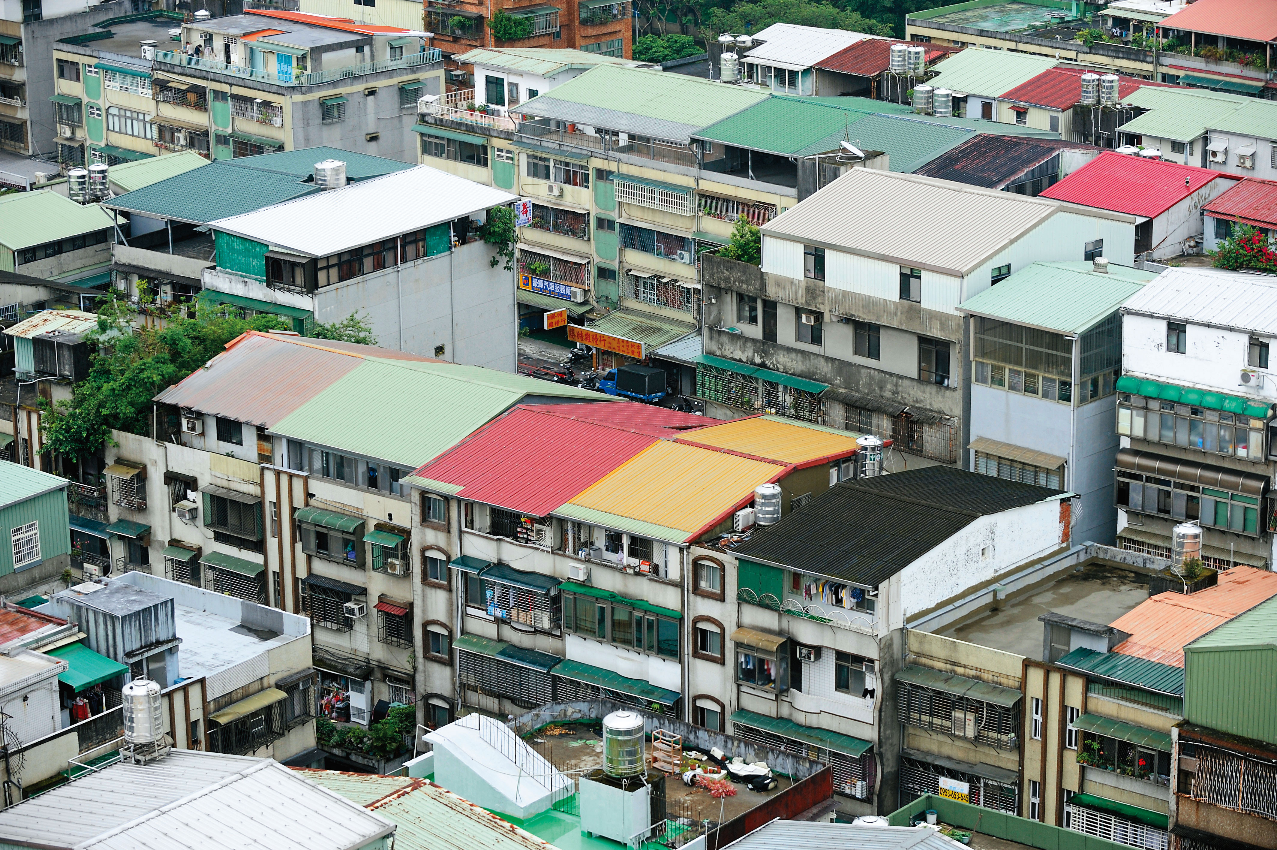 北市府規定頂加是違建，只准修繕、不可室內裝修，一經檢舉，即報即拆。