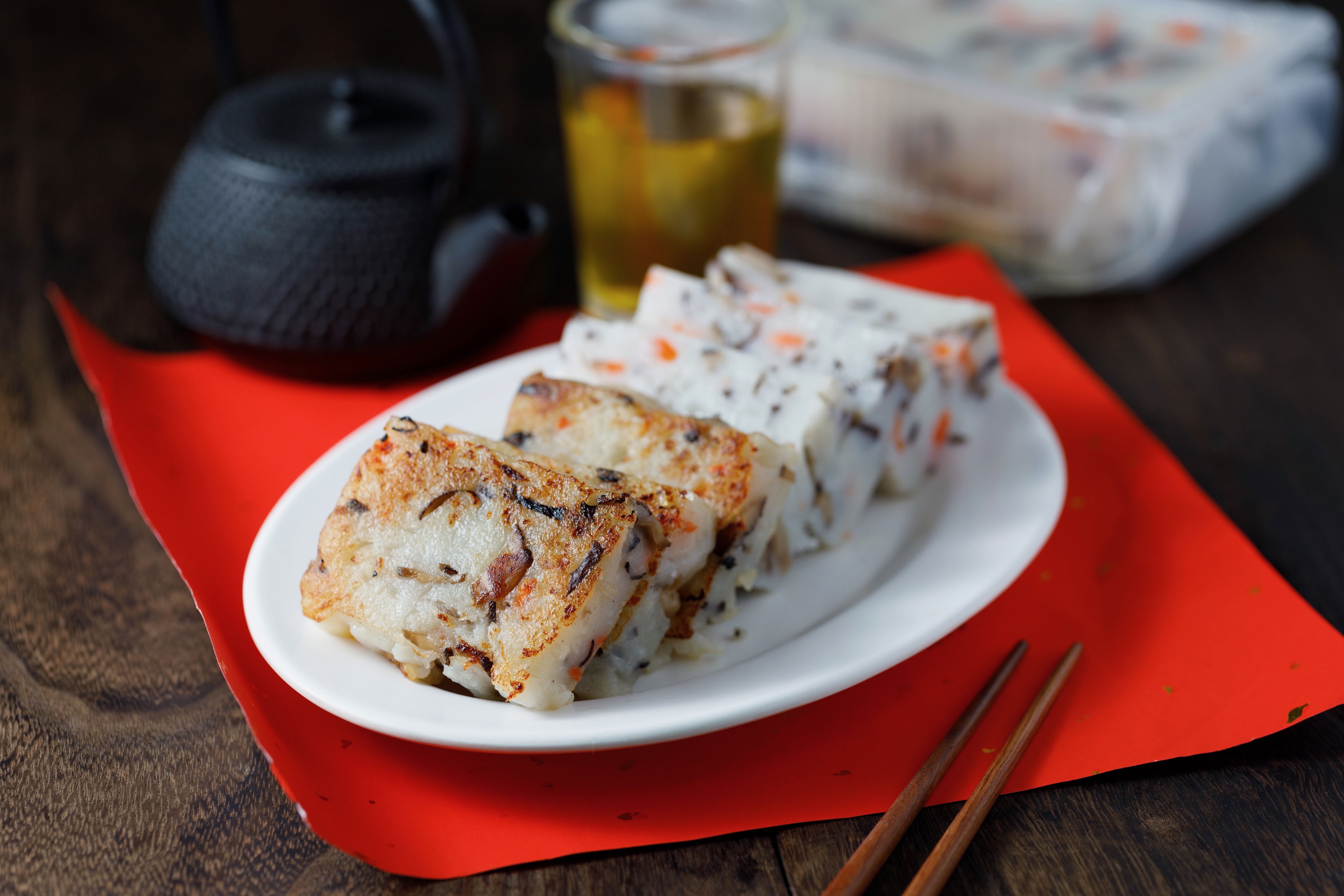 「枸杞素蘿蔔糕」裡有紅蘿蔔絲、木耳絲和冬菇絲等配料，即使是素食，吃來不覺空虛寂寞。（200元／條）