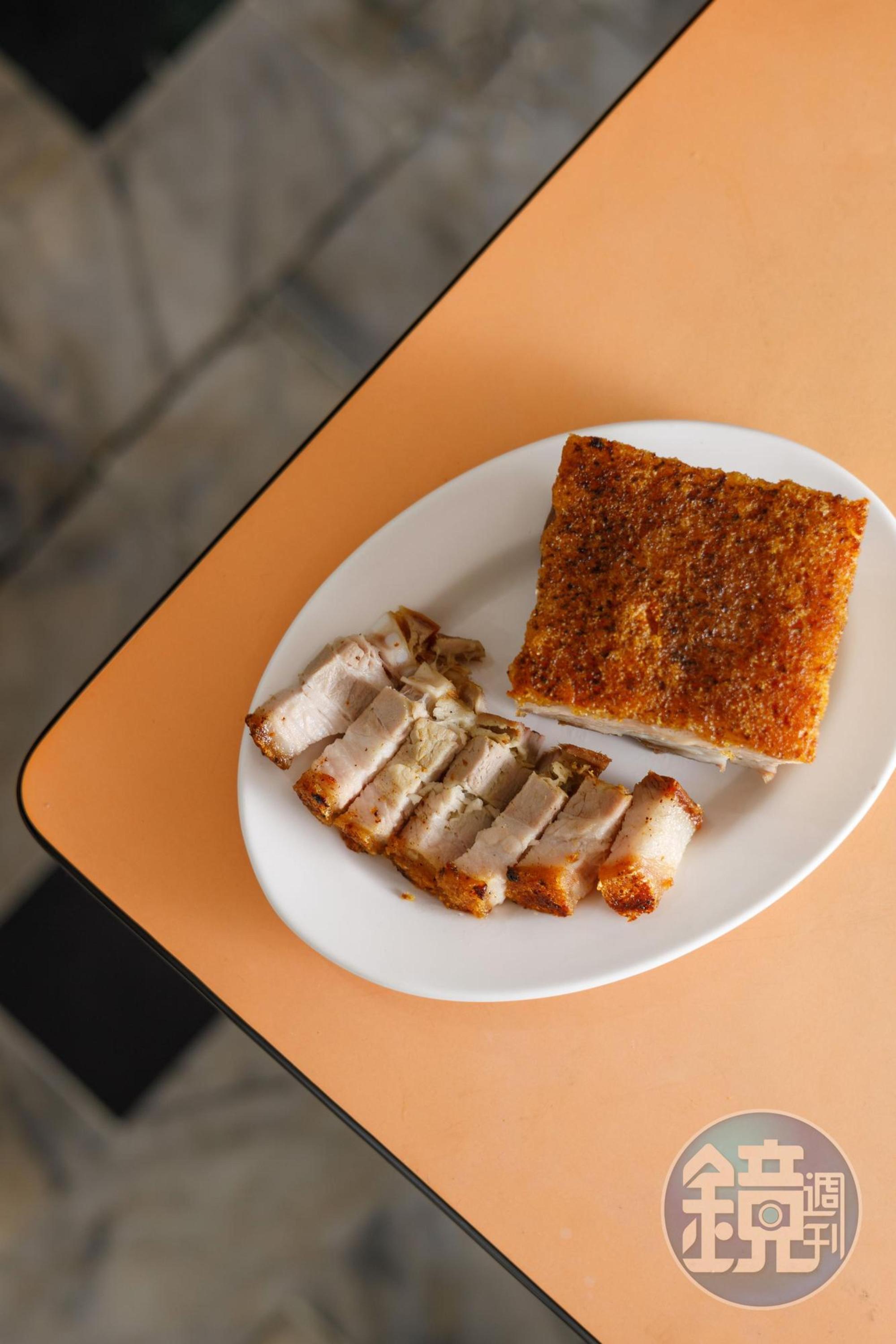 「脆皮燒肉」烤得外皮酥脆，咬下喀滋喀滋，引人食欲大開。（500元／台斤）
