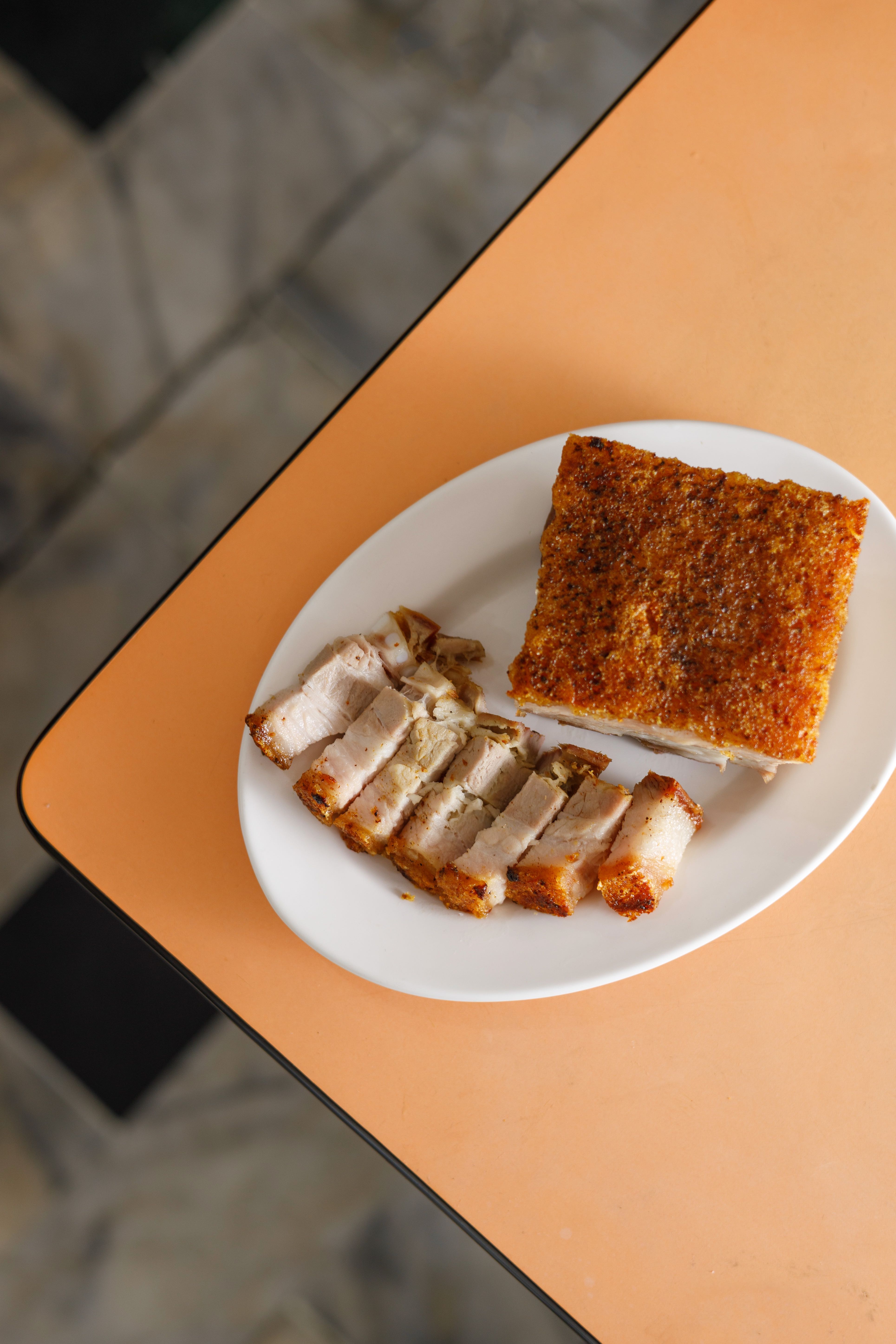 「脆皮燒肉」烤得外皮酥脆，咬下喀滋喀滋，引人食欲大開。（500元／台斤）