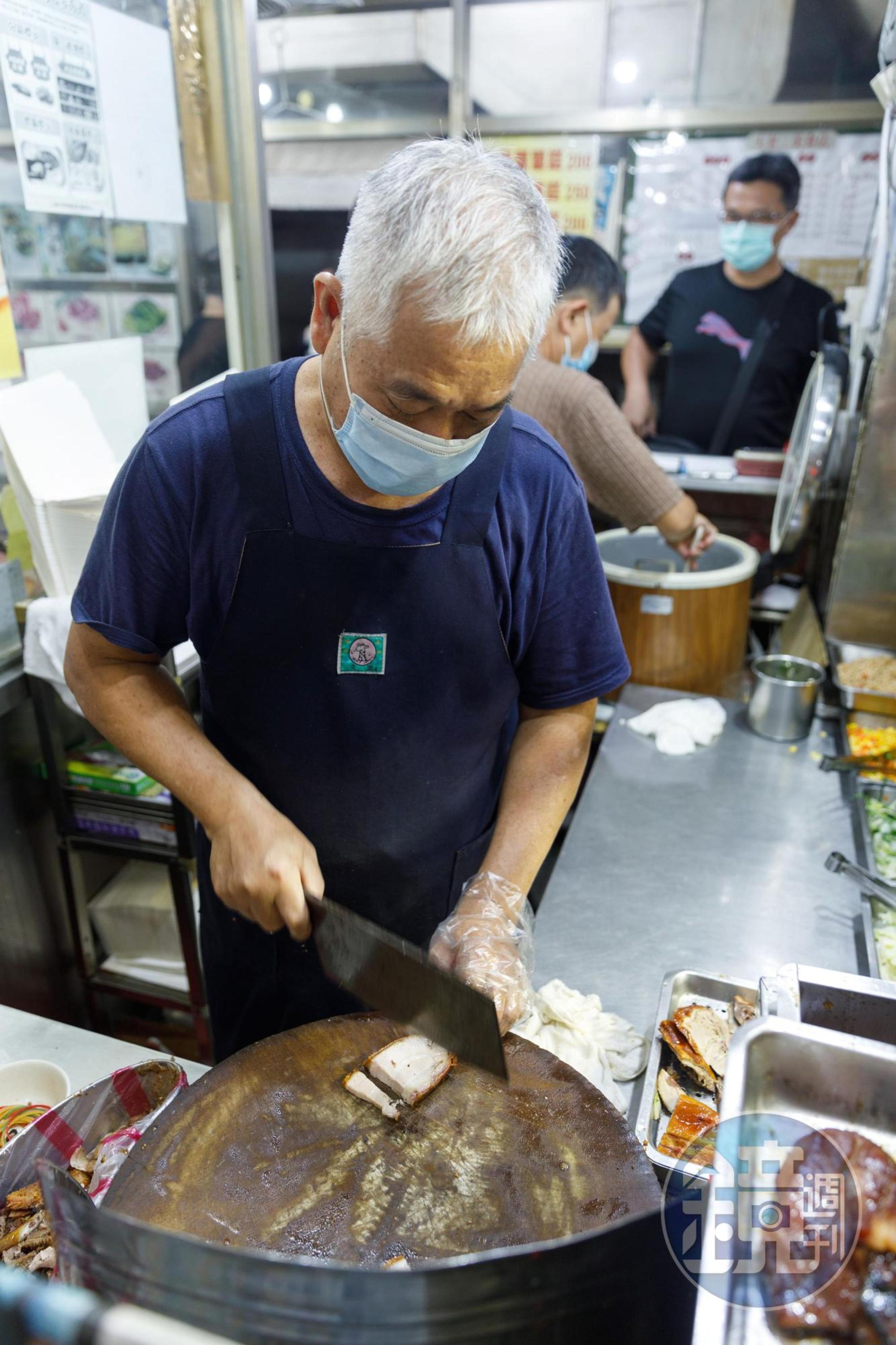 餐期尖峰師傅剁切臘味的手沒停過。