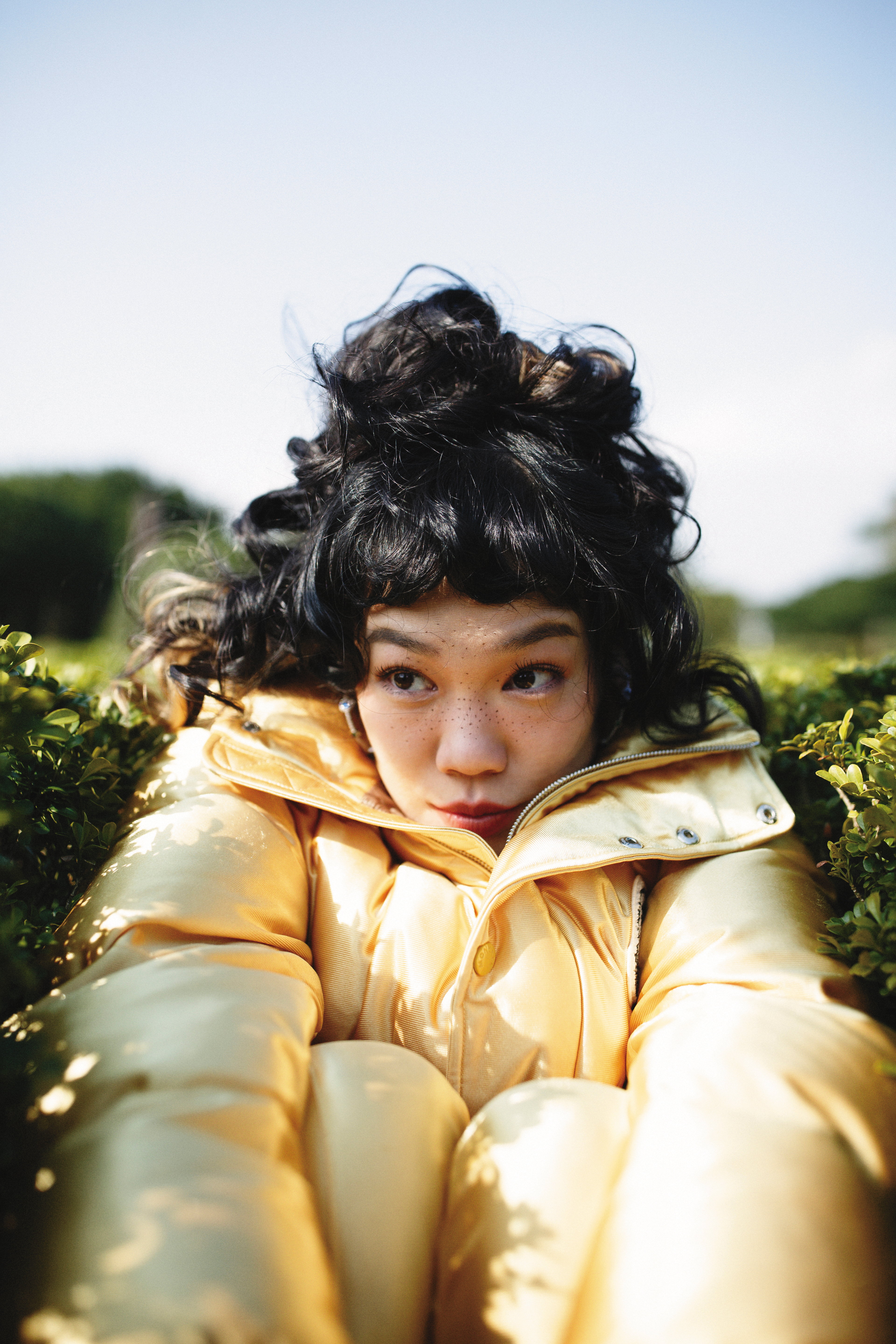 Keon金色短款冬季羽絨外套 NT$63,200 by 8 MONCLER Palm Angels／亮面運動褲 NT$20,200 by 8 MONCLER Palm Angels／藍色與綠色寶石圈形耳環 NT$7,900 by APM MONACO 