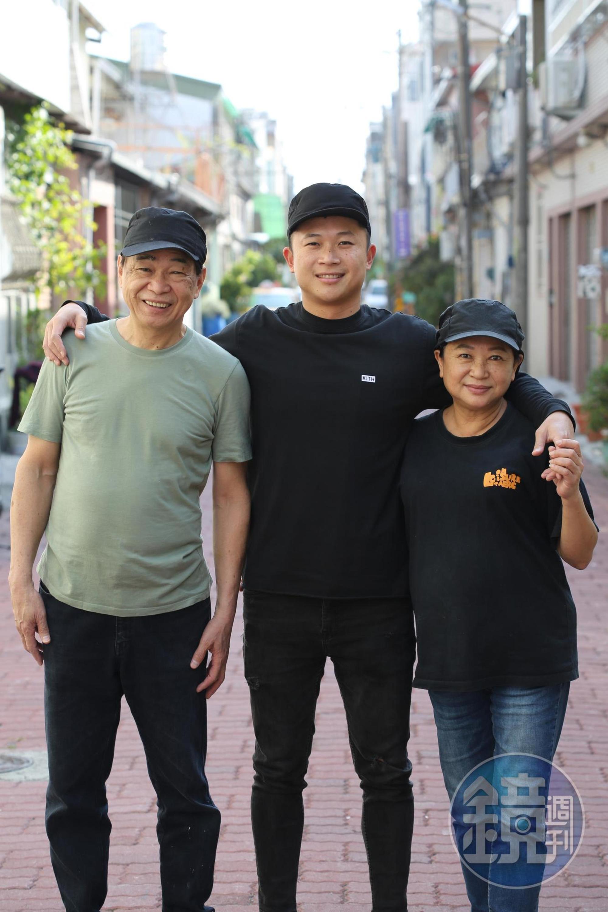 「梁家瘋味」創辦人梁嘉峰（中）和爸爸梁益銘（左）、媽媽黃英秀（右）感情緊密，齊心打造出人氣電商品牌。