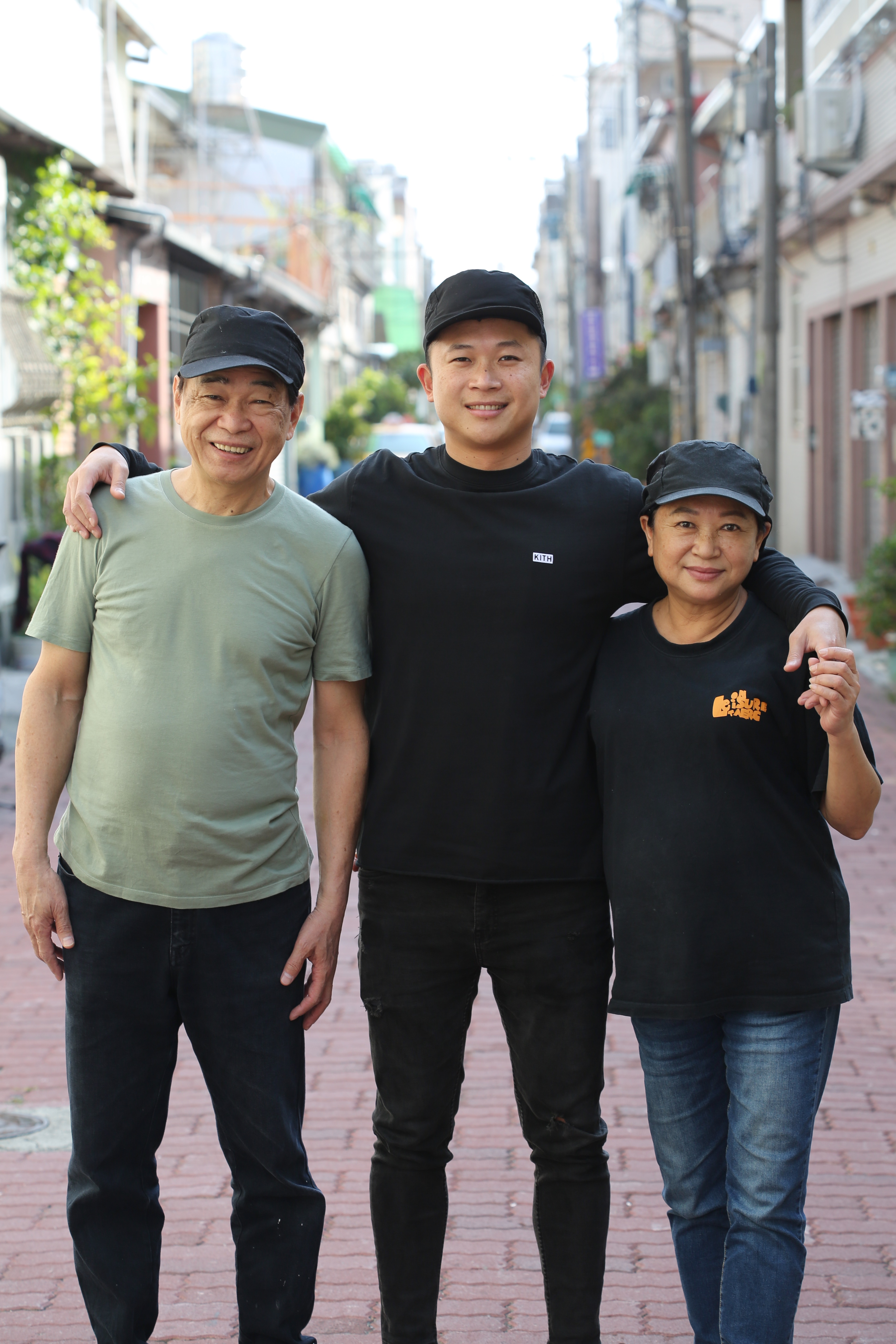 「梁家瘋味」創辦人梁嘉峰（中）和爸爸梁益銘（左）、媽媽黃英秀（右）感情緊密，齊心打造出人氣電商品牌。