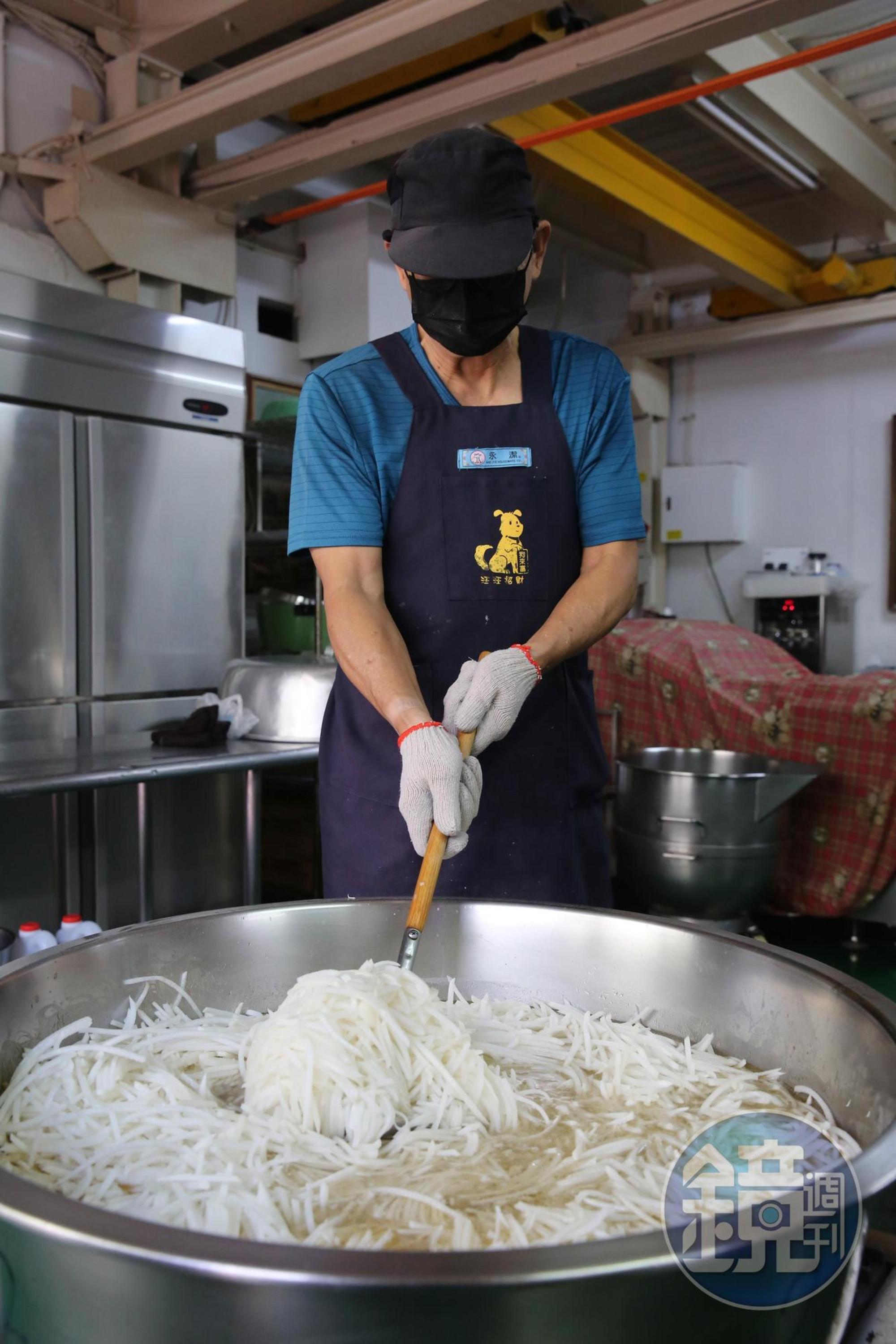 高湯鍋裡放入大量的新鮮蘿蔔絲。