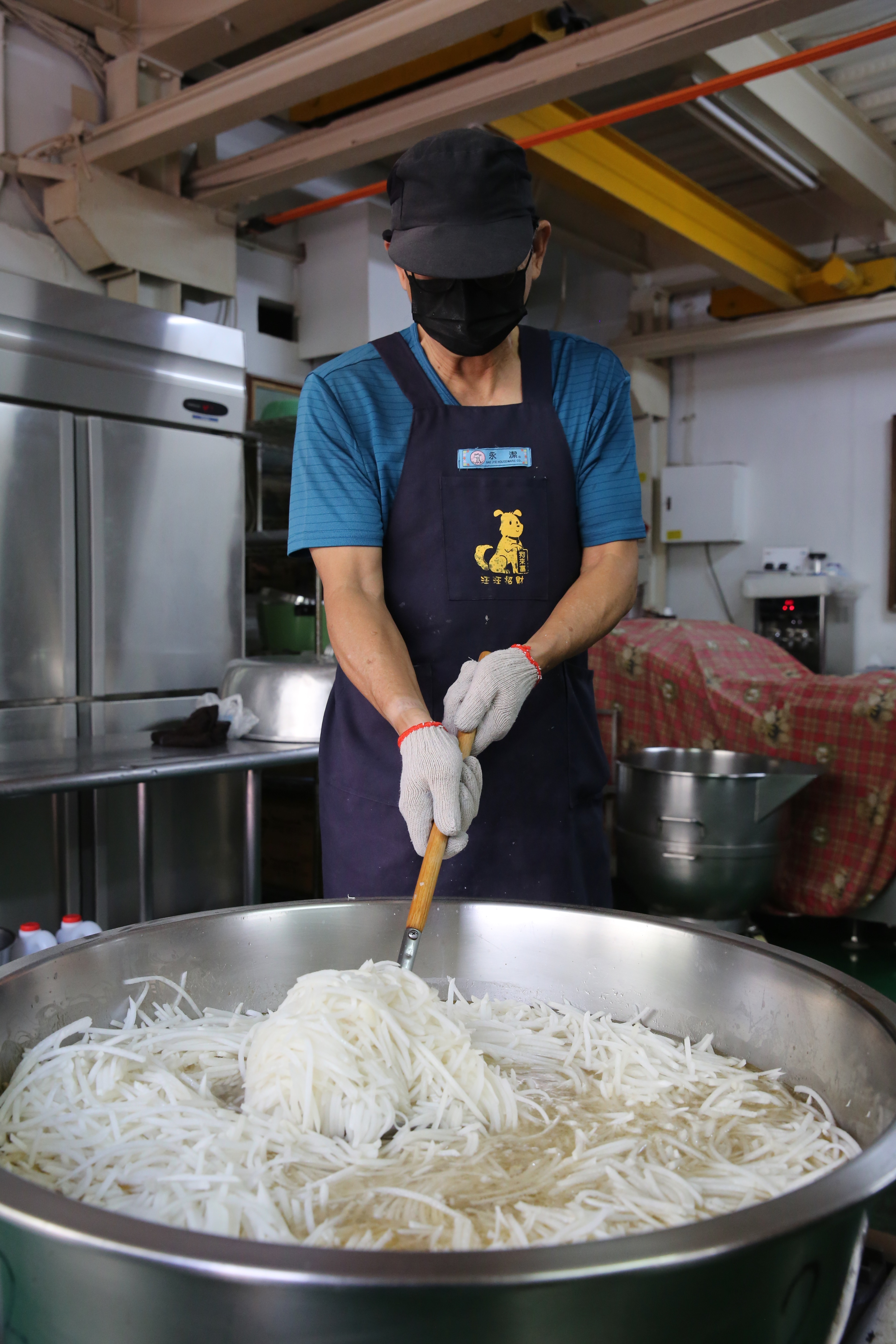 高湯鍋裡放入大量的新鮮蘿蔔絲。