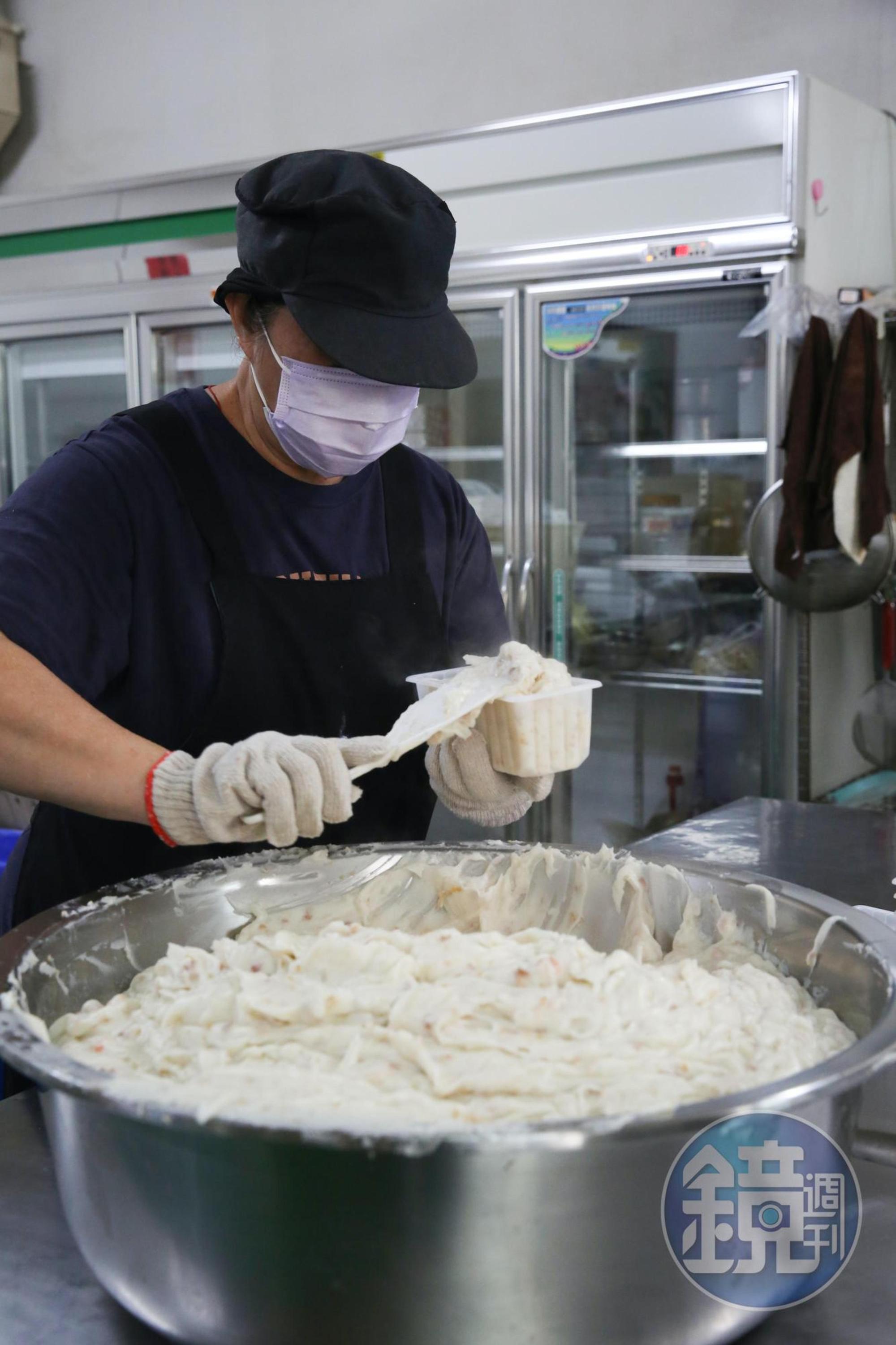 製作完成的蘿蔔米漿由人工分裝。