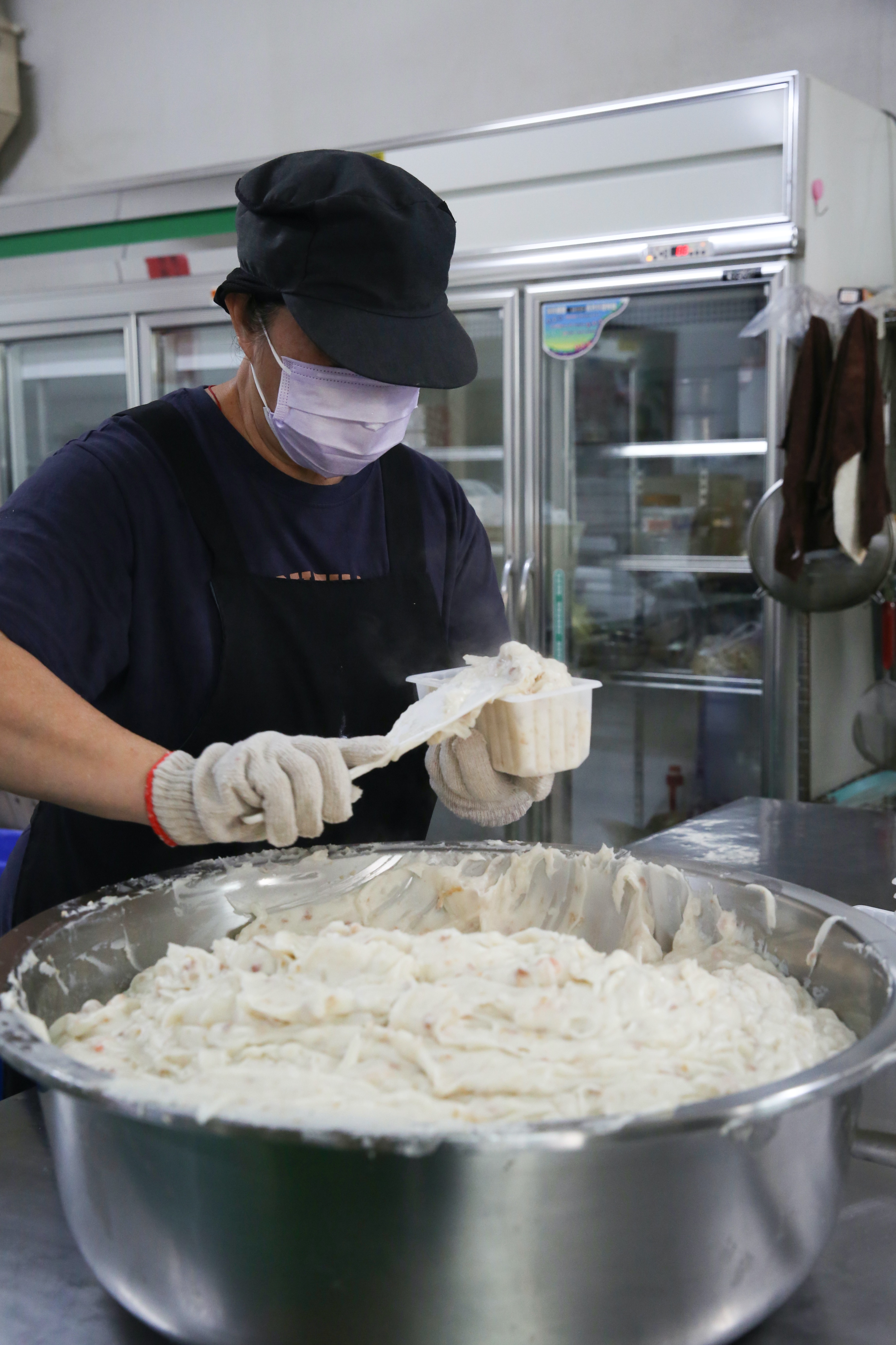 製作完成的蘿蔔米漿由人工分裝。