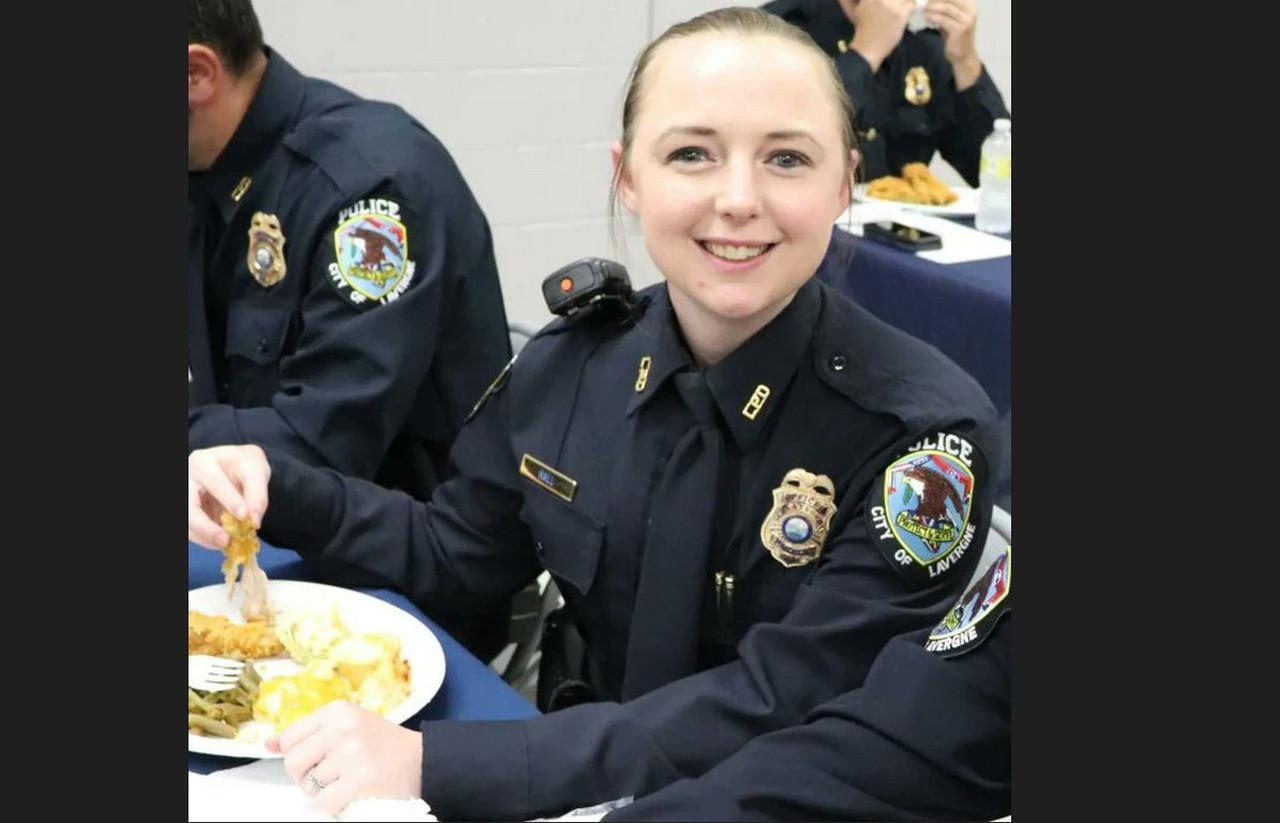 美國一名女警涉與8名男警發生性關係,不僅執勤時幫男警口交,甚至糾男警夫妻玩3P。(翻攝推特@CopwatchNews)