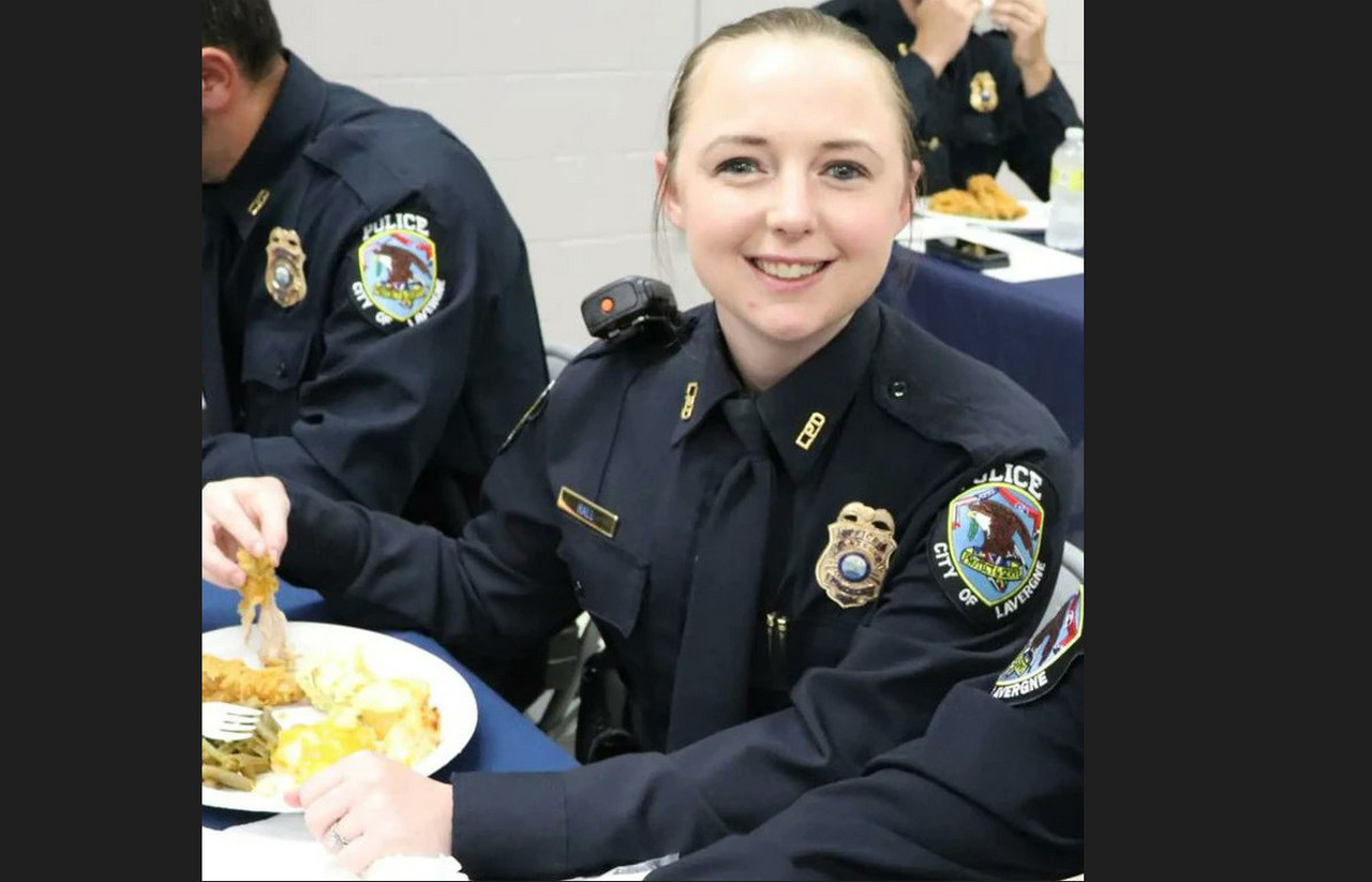 美國一名女警涉與8名男警發生性關係，不僅執勤時幫男警口交，甚至糾男警夫妻玩3P。（翻攝推特@CopwatchNews）