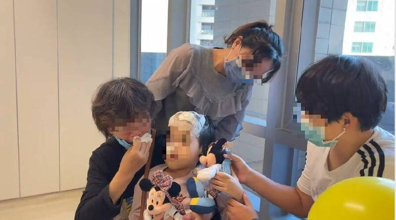 小茹罹患惡性腦瘤罕病，如今已嚴重到無法進食，相當虛弱，但懂事的她卻安慰掉淚的阿嬤「不要哭，我會乖乖」。（翻攝畫面）