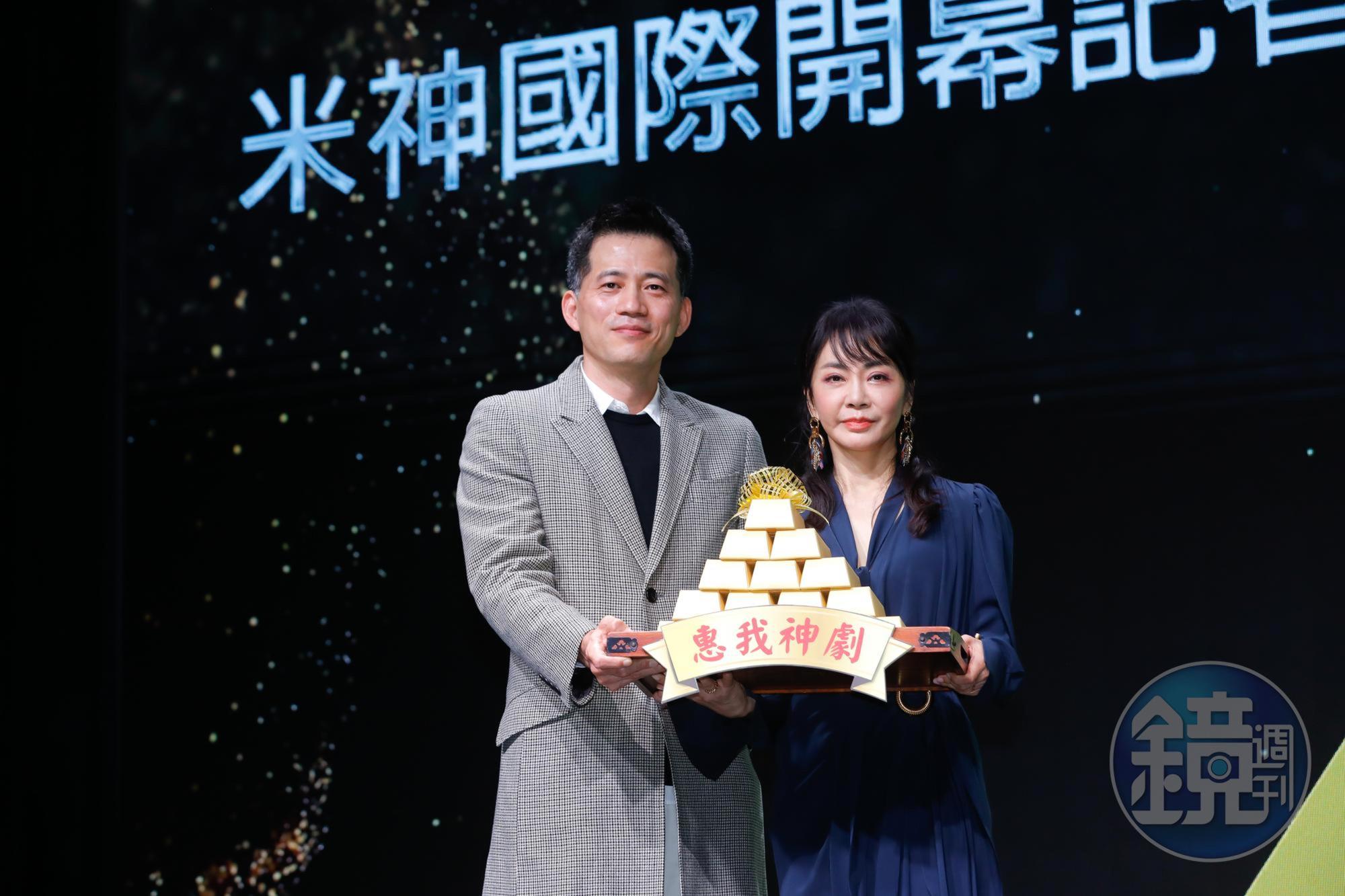 柴智屏獻上紀念物給韓國CJ ENM集團東南亞分公司董事總經理鄭星勳。