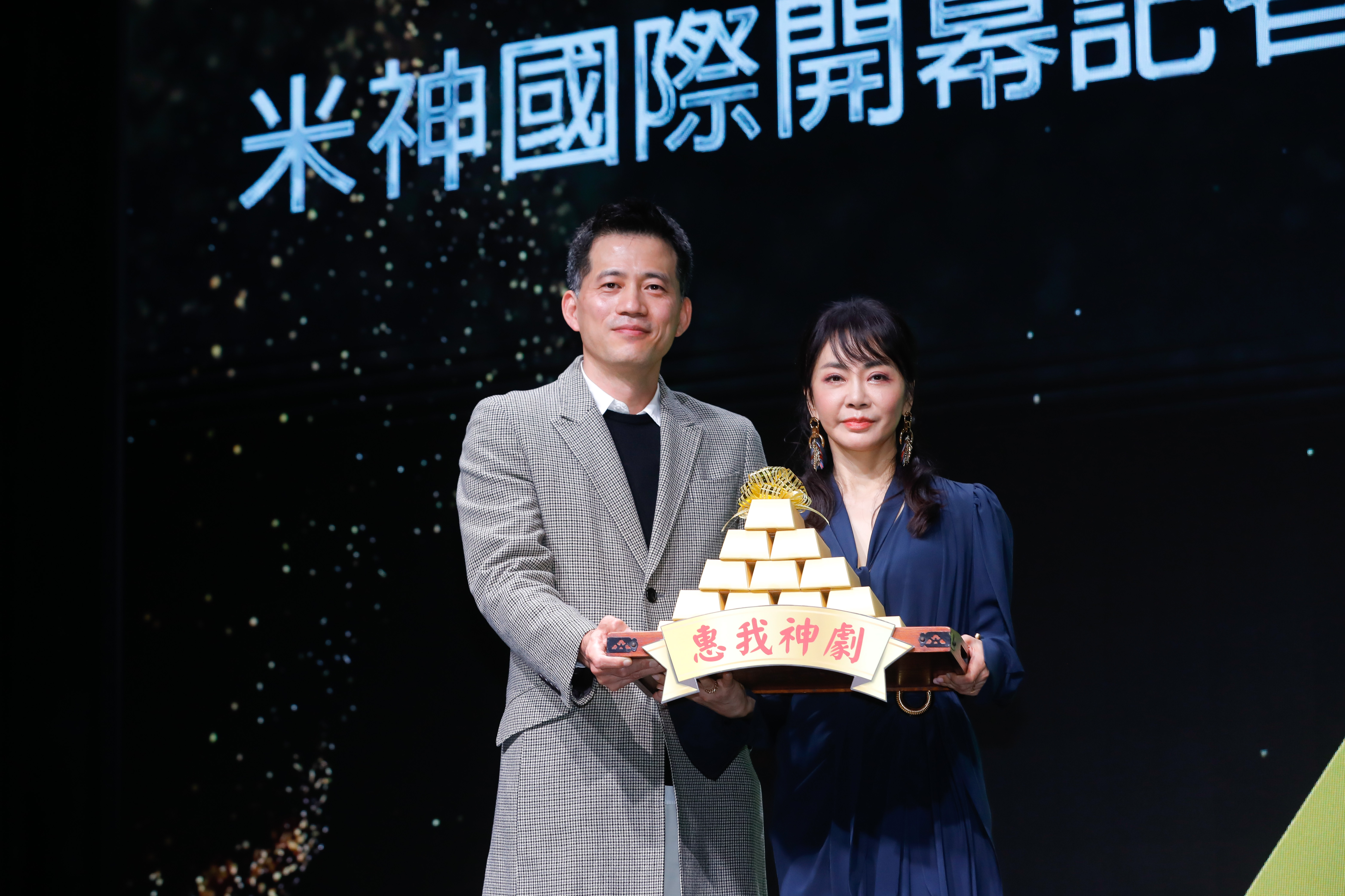柴智屏獻上紀念物給韓國CJ ENM集團東南亞分公司董事總經理鄭星勳。