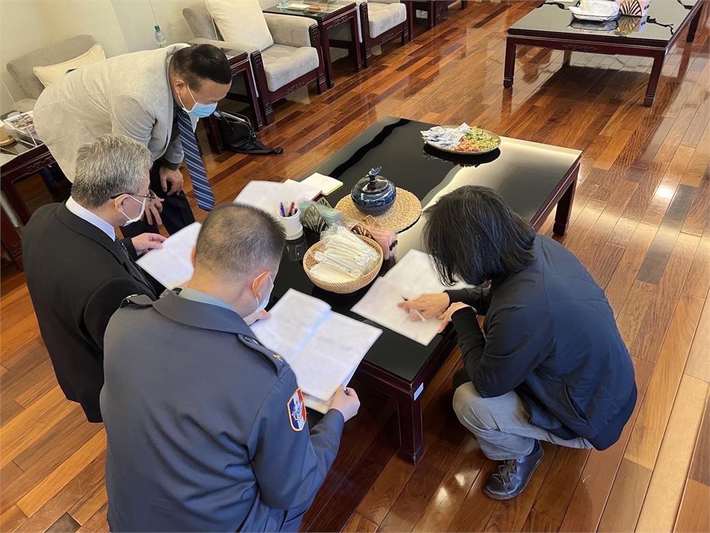 蔡英文（右）蹲在地上與幕僚開會。（總統府提供）