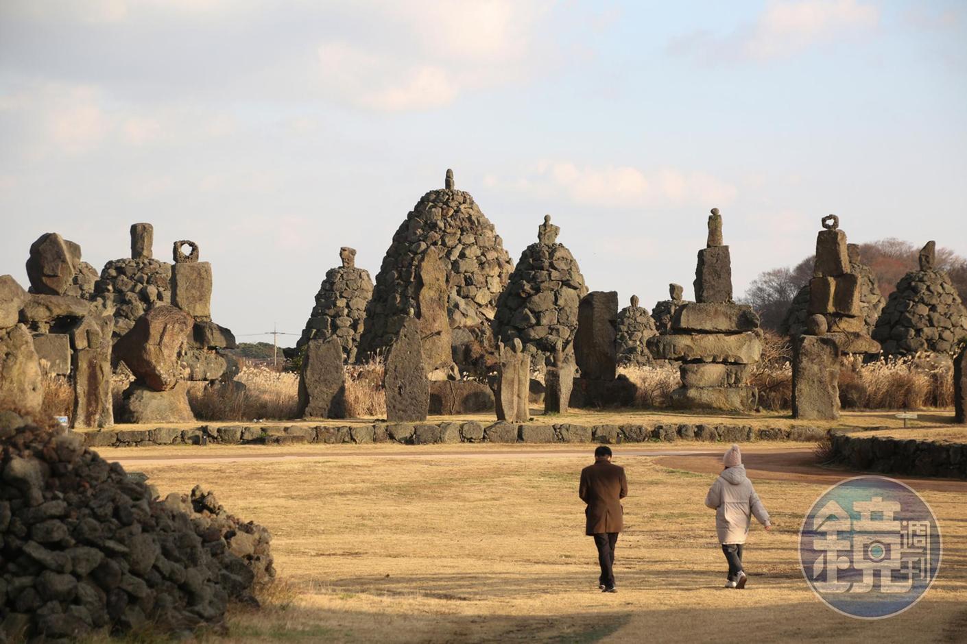 除了石頭爺爺，傳說中的「雪門台婆婆」是位力大無窮的濟州島女神，其他石頭都被認為是祂的兒子們，共有500位將軍。 