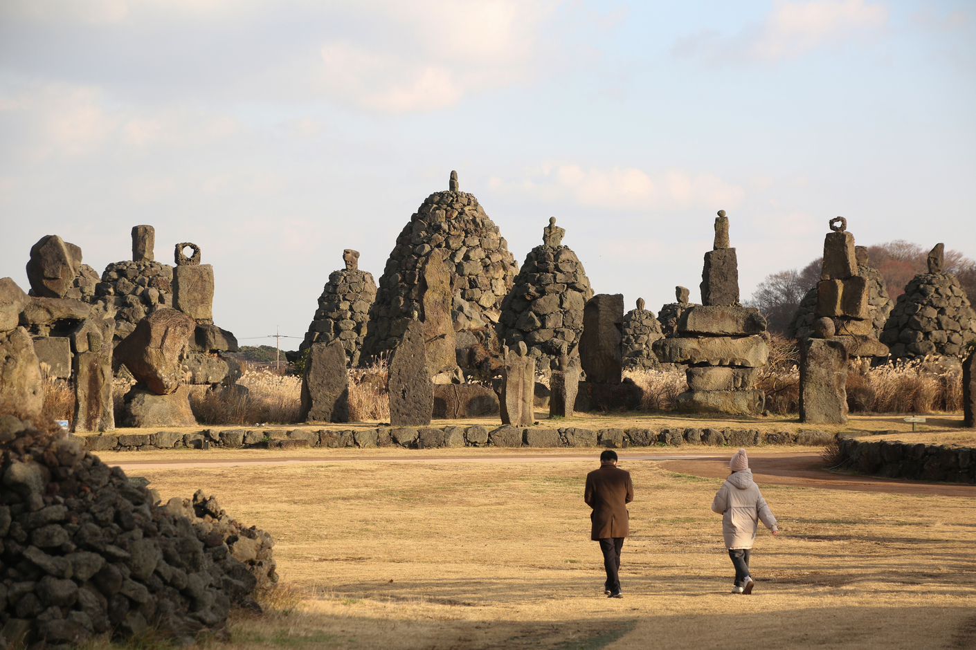 除了石頭爺爺,傳說中的「雪門台婆婆」是位力大無窮的濟州島女神,其他石頭都被認為是祂的兒子們,共有500位將軍。